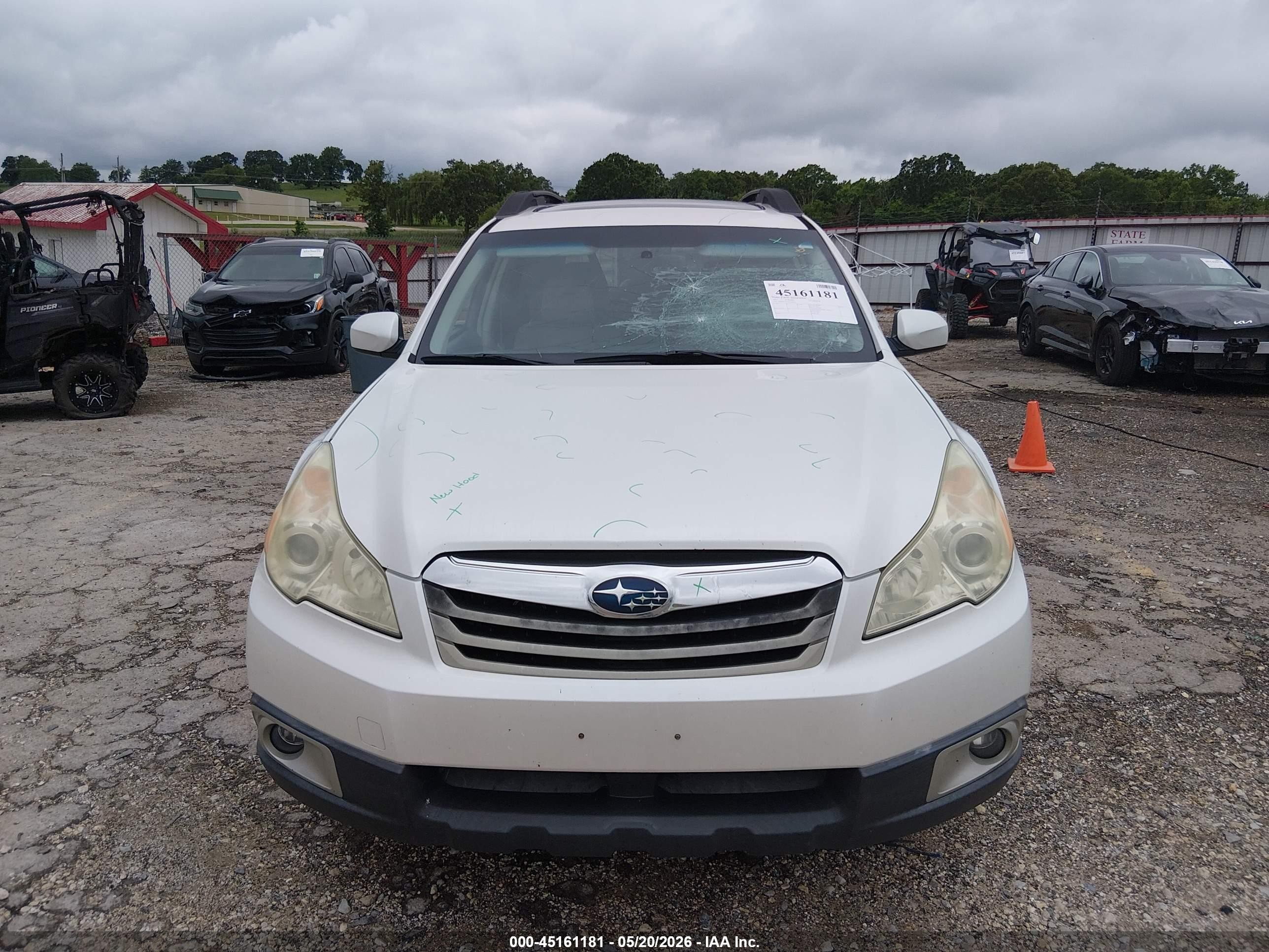2011 Subaru Outback 2.5i Premium White vin: 4S4BRCGC3B3340675