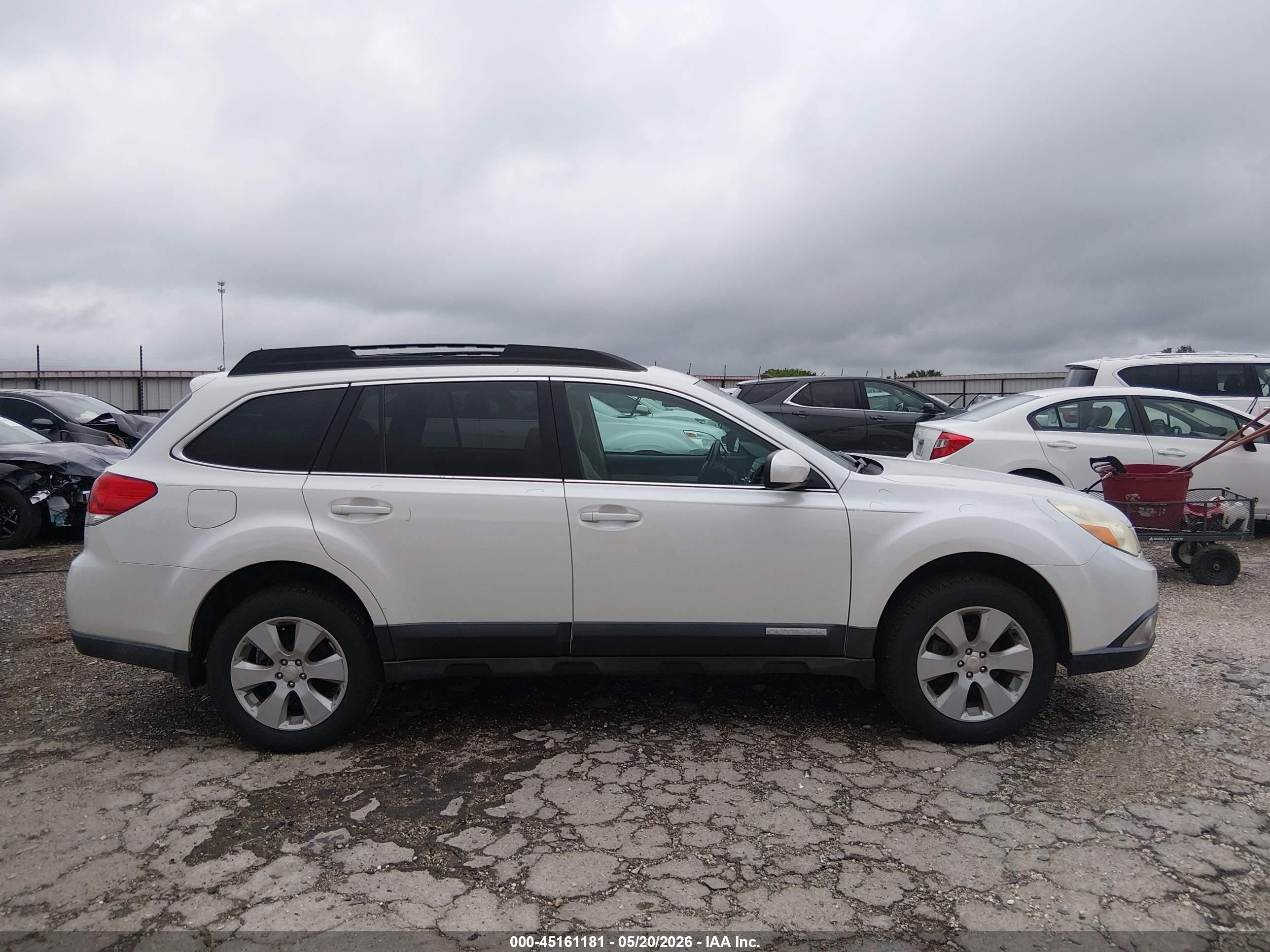 2011 Subaru Outback 2.5i Premium White vin: 4S4BRCGC3B3340675