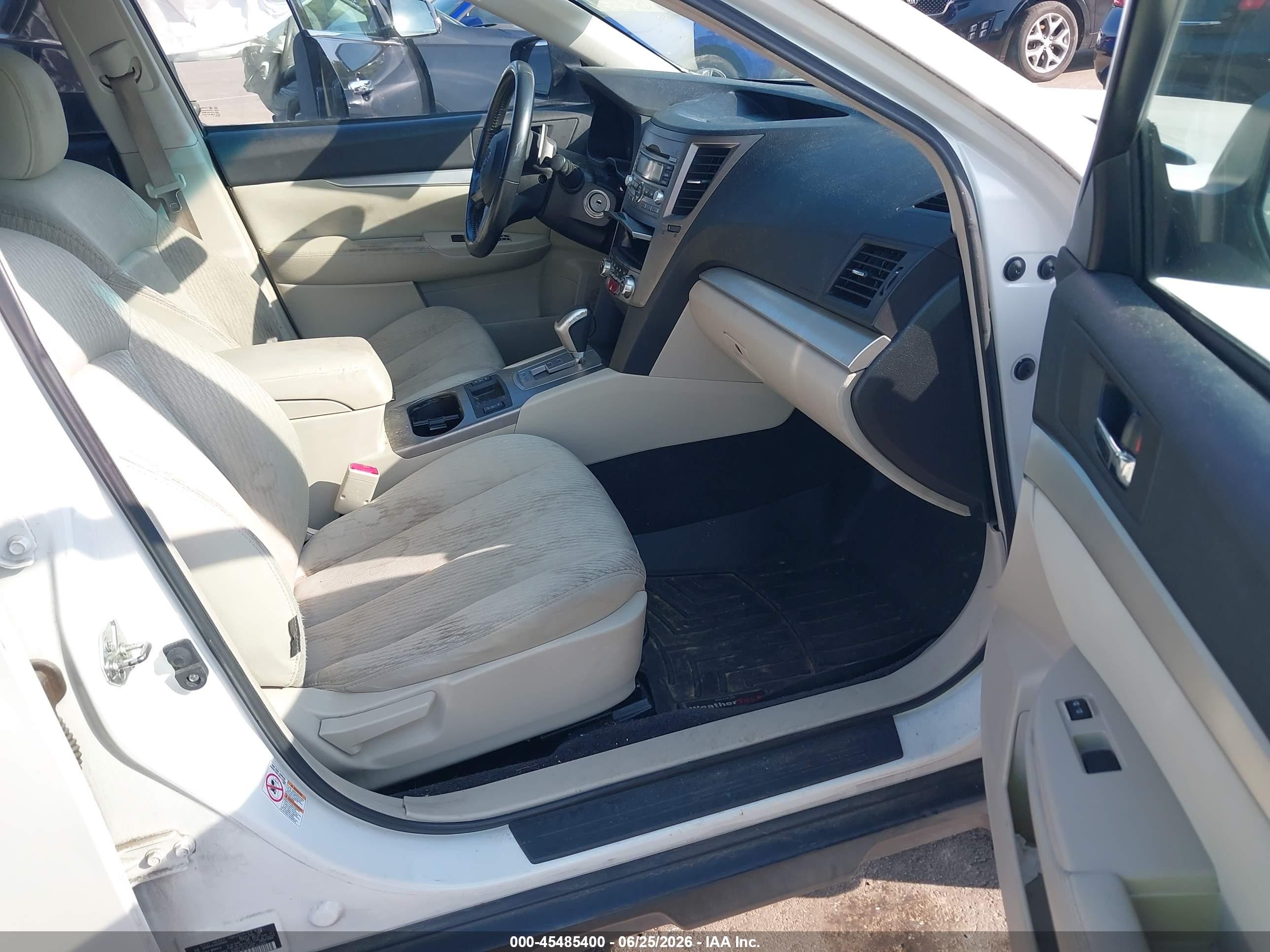 2010 Subaru Outback 2.5i Premium White vin: 4S4BRCGC4A3336892