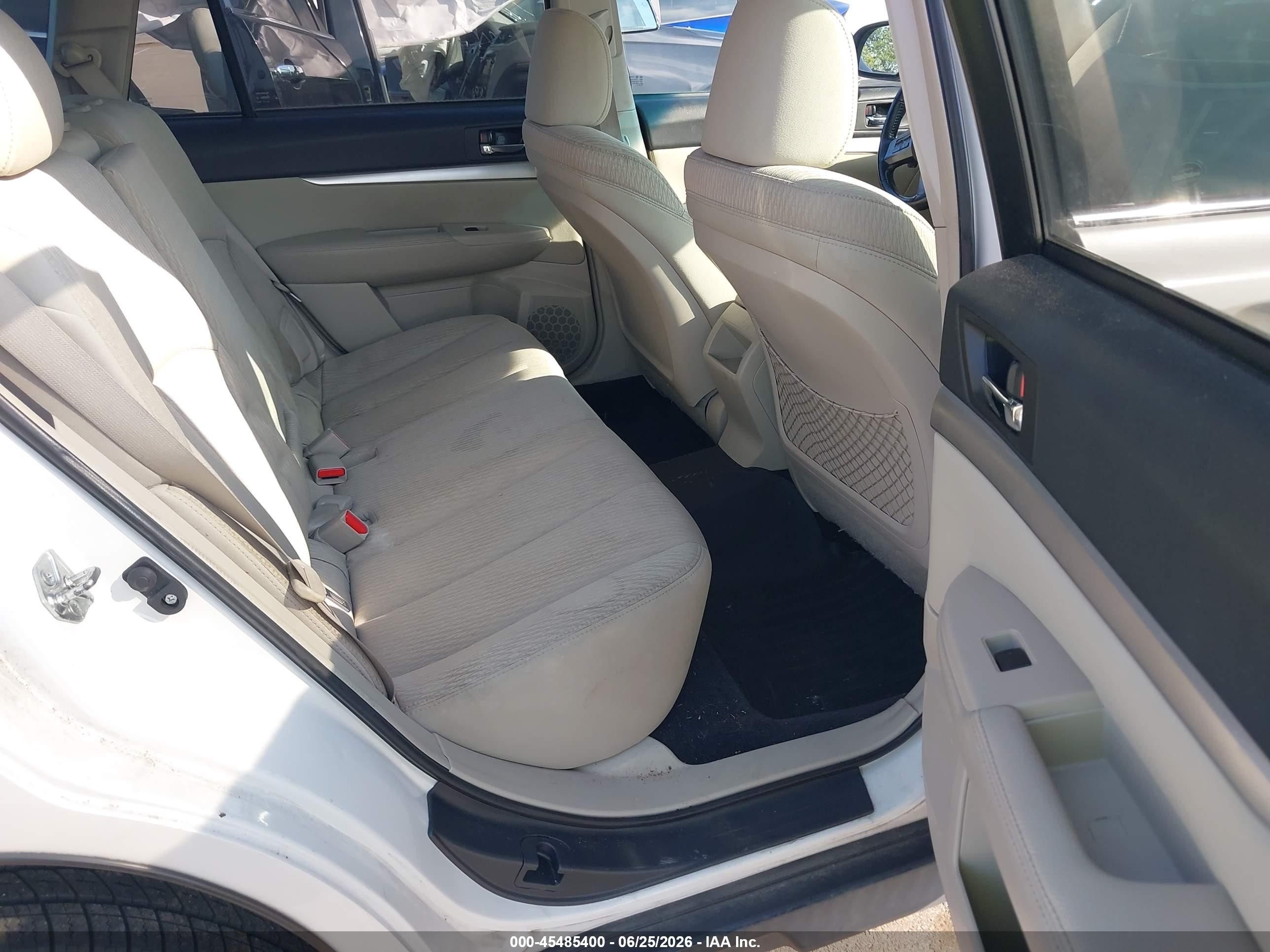 2010 Subaru Outback 2.5i Premium White vin: 4S4BRCGC4A3336892