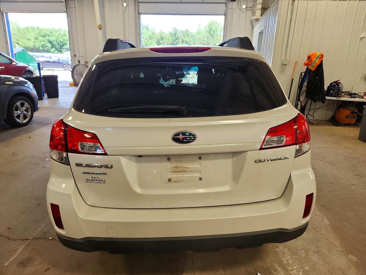 2011 Subaru Outback 2.5i Premium White vin: 4S4BRCGC6B3353842
