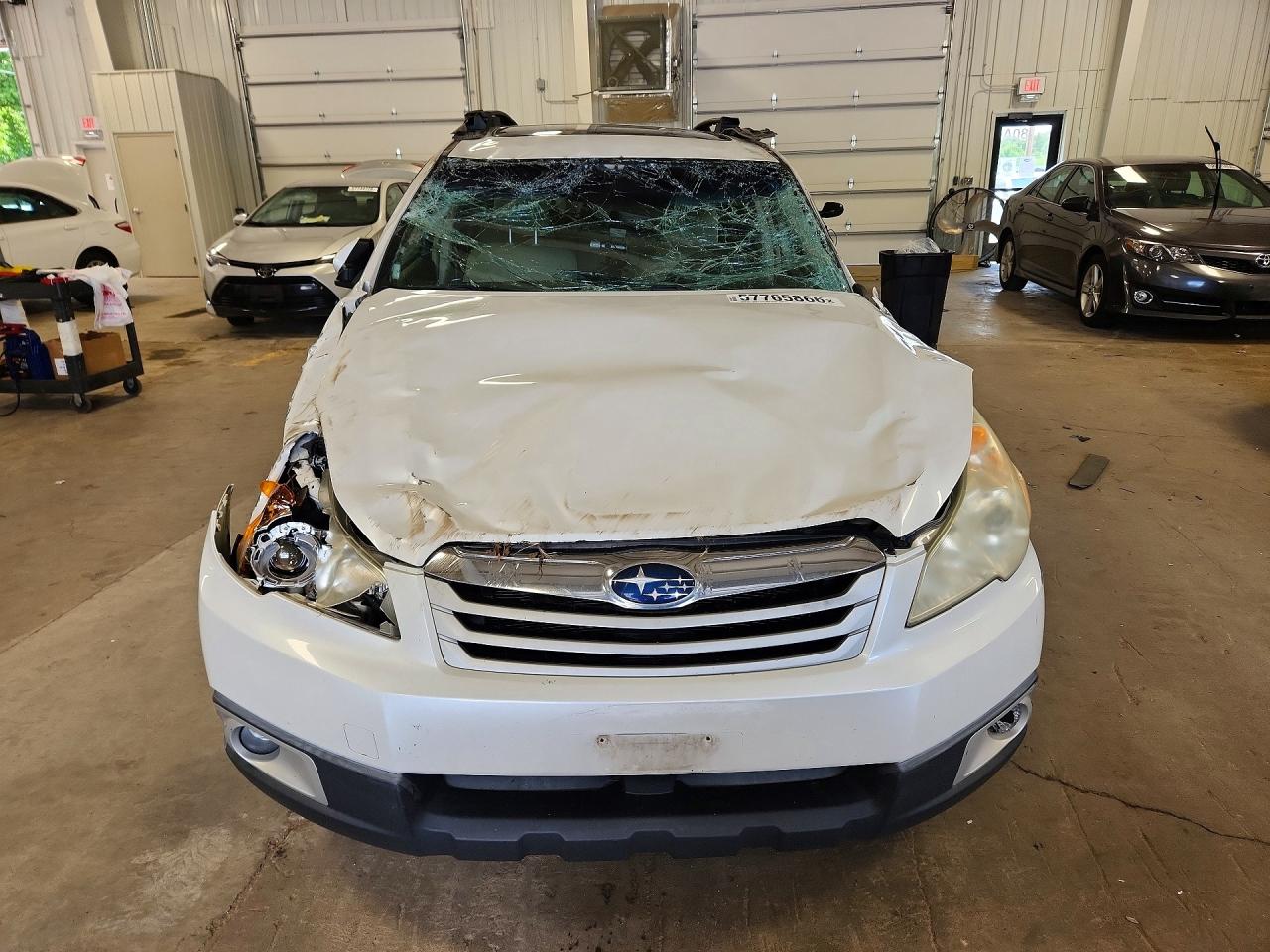 2011 Subaru Outback 2.5i Premium White vin: 4S4BRCGC6B3353842