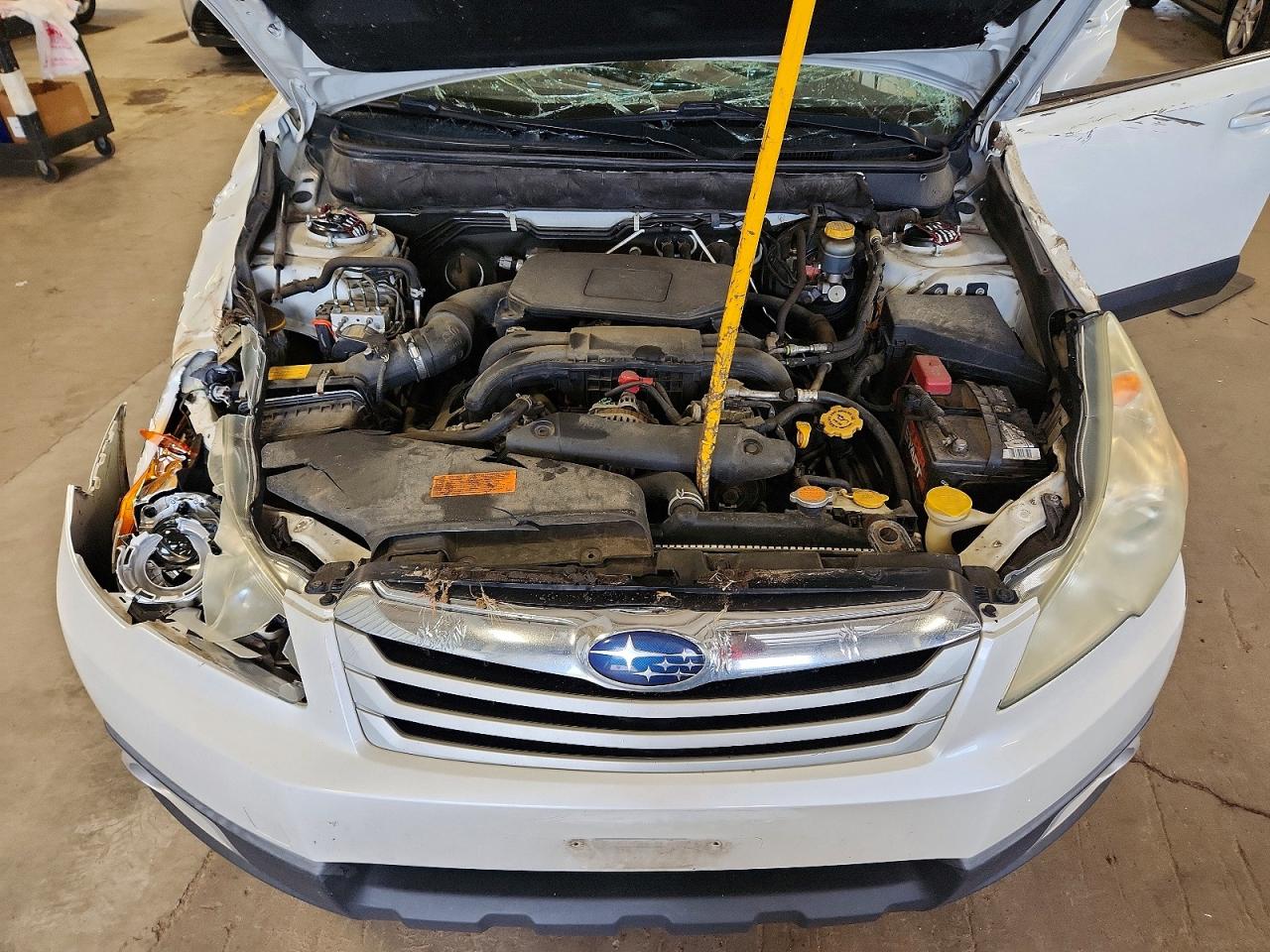 2011 Subaru Outback 2.5i Premium White vin: 4S4BRCGC6B3353842