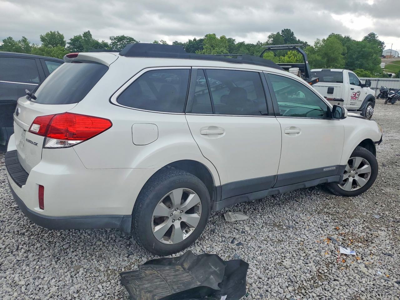 2010 Subaru Outback 2.5i Premium White vin: 4S4BRCGC7A3344386