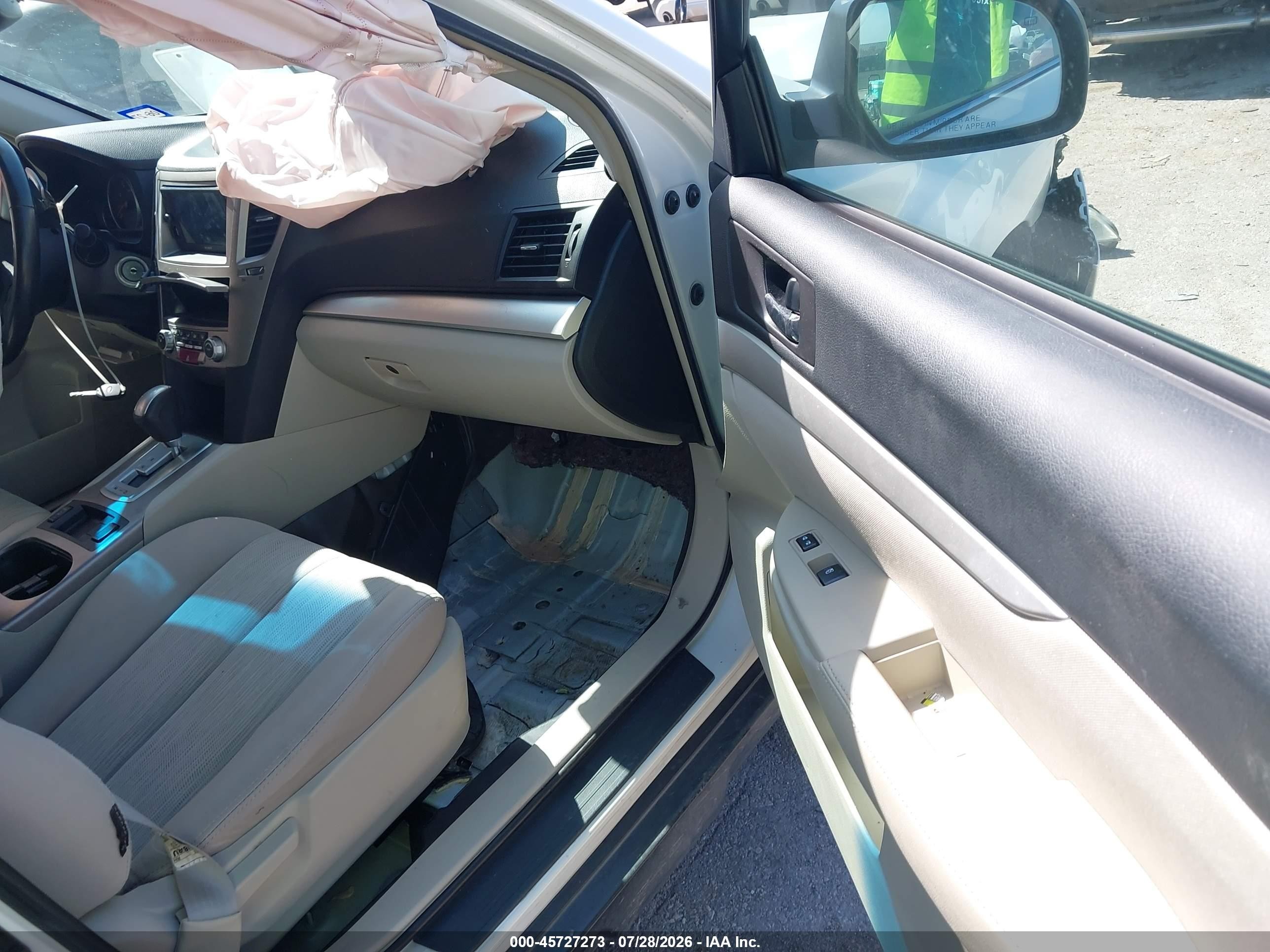 2013 Subaru Outback 2.5i Premium White vin: 4S4BRCGCXD3292403