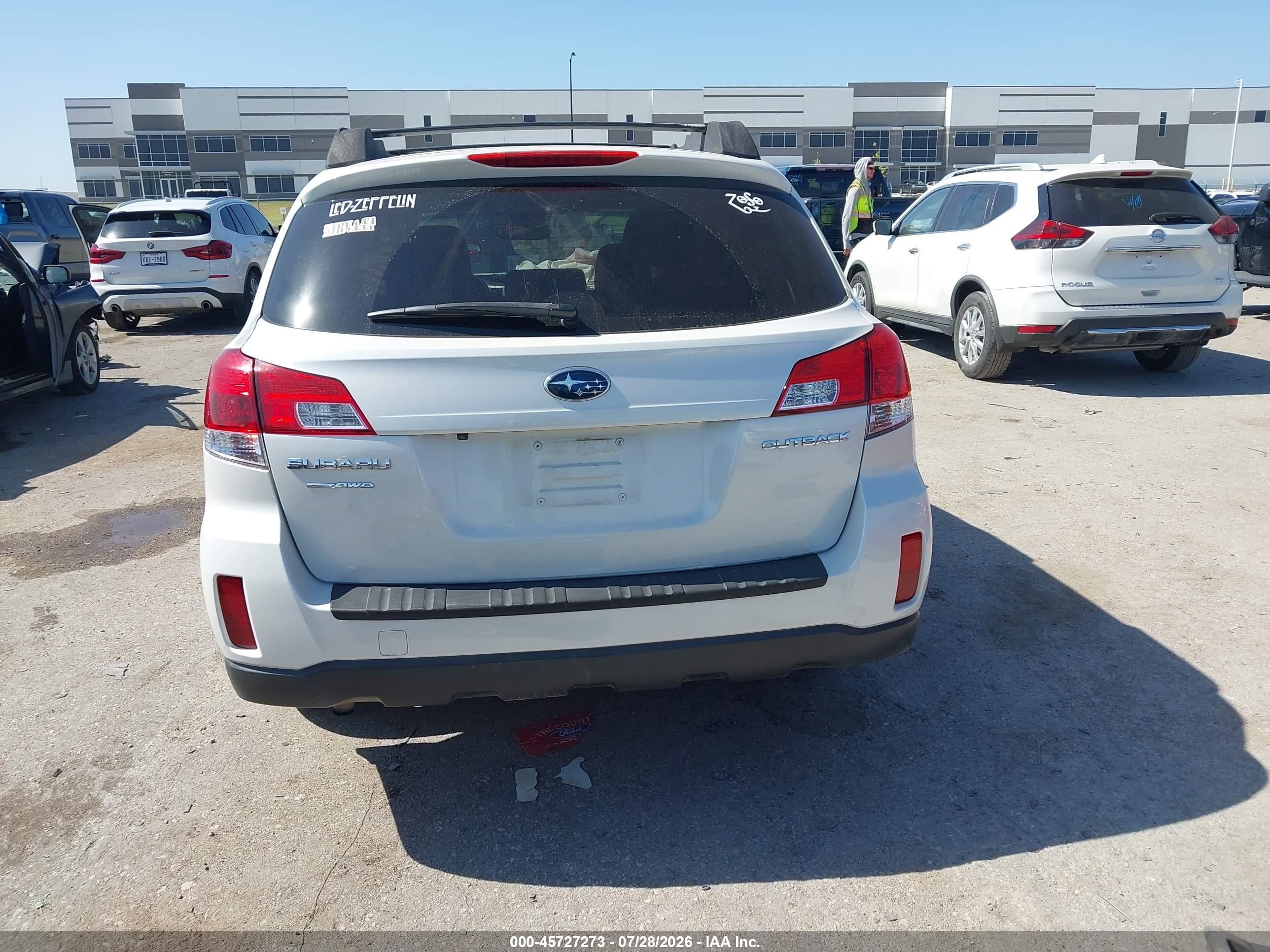 2013 Subaru Outback 2.5i Premium White vin: 4S4BRCGCXD3292403