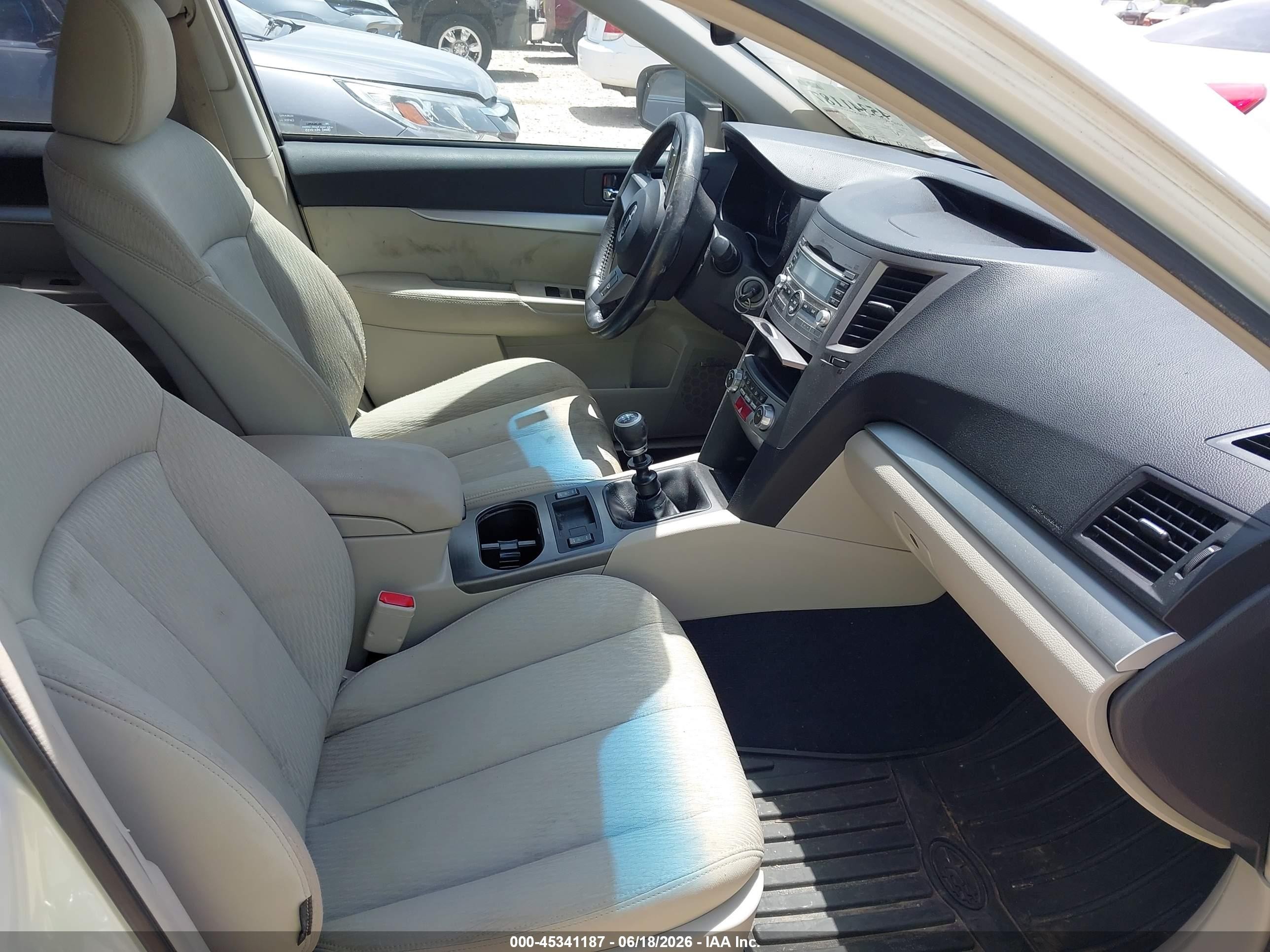 2010 Subaru Outback 2.5i Premium White vin: 4S4BRCHC3A1320127