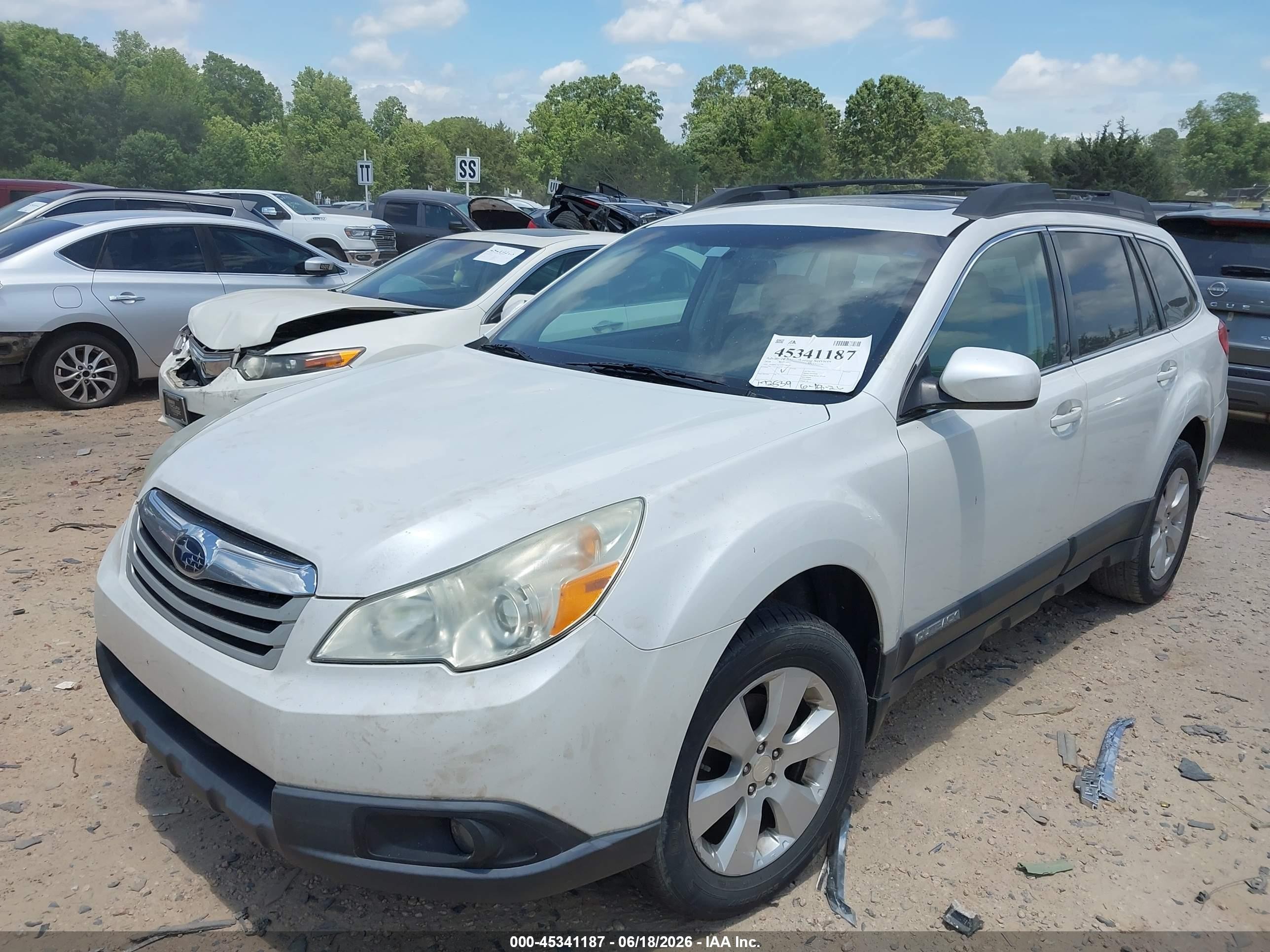 2010 Subaru Outback 2.5i Premium White vin: 4S4BRCHC3A1320127