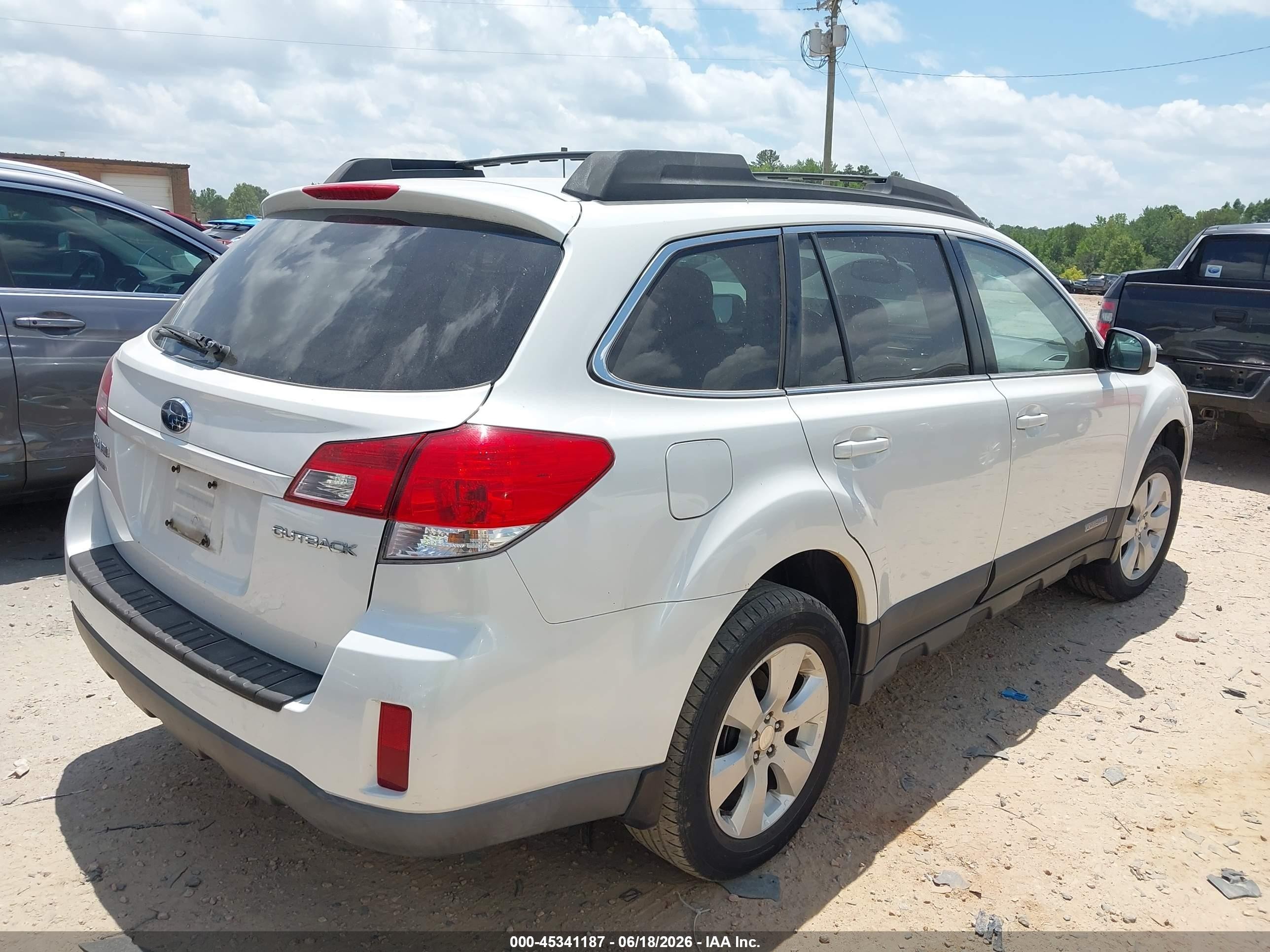 2010 Subaru Outback 2.5i Premium White vin: 4S4BRCHC3A1320127