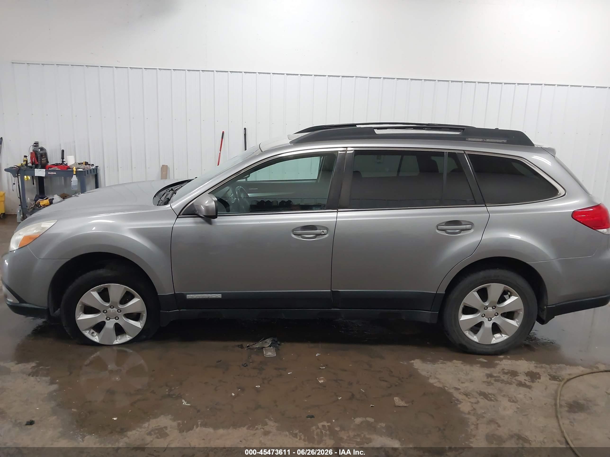 2011 Subaru Outback 2.5i Premium Silver vin: 4S4BRCHC7B3366209