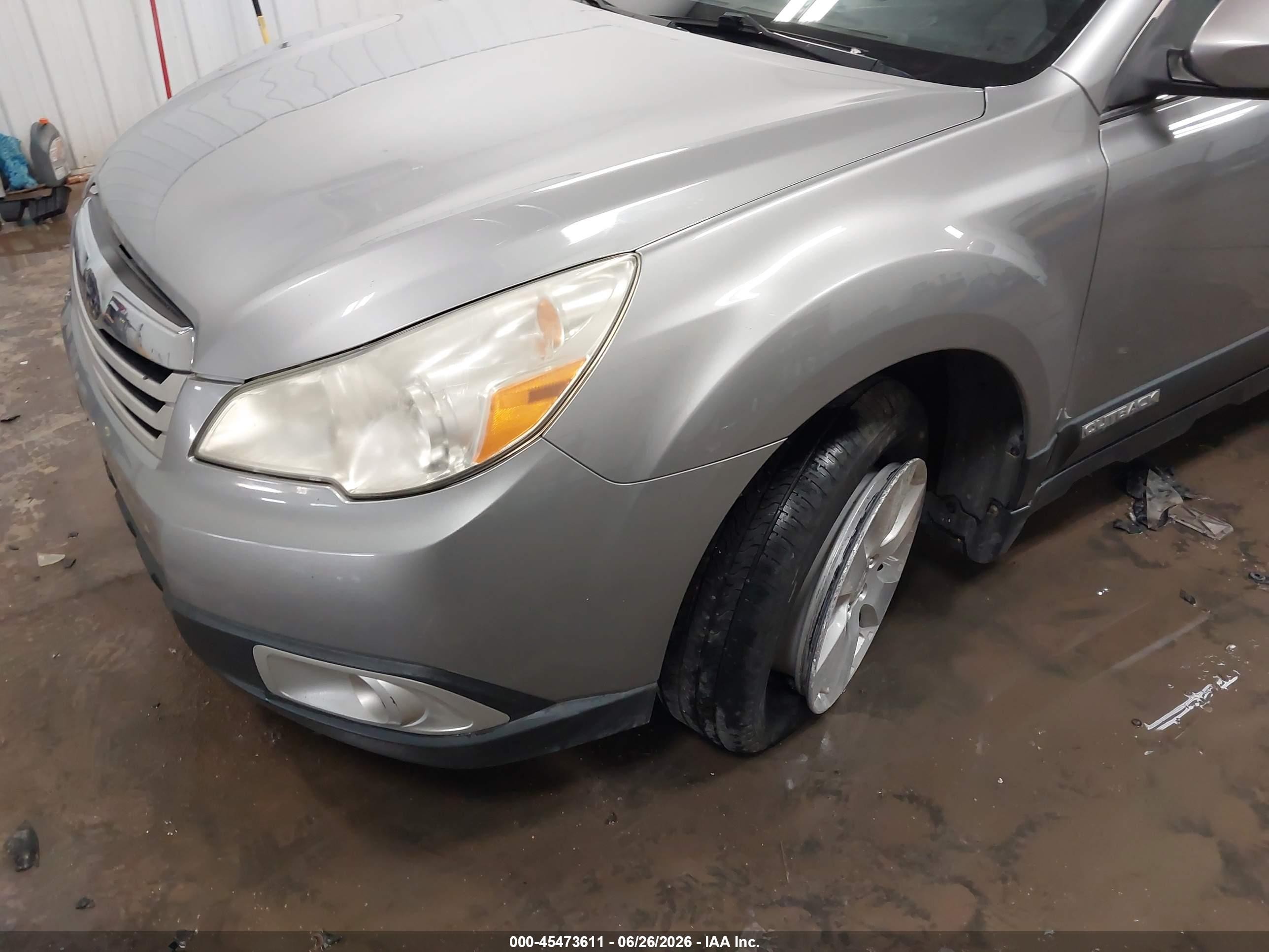 2011 Subaru Outback 2.5i Premium Silver vin: 4S4BRCHC7B3366209