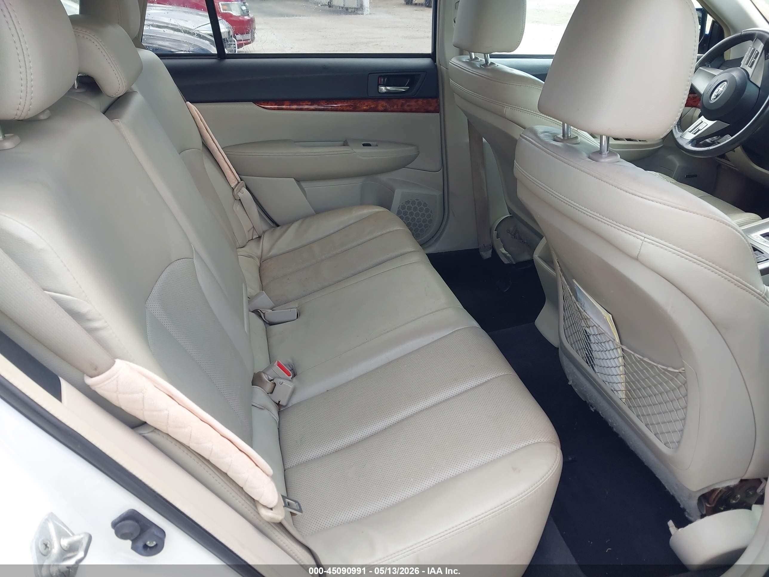 2011 Subaru Outback 2.5i Limited White vin: 4S4BRCJC2B3342474