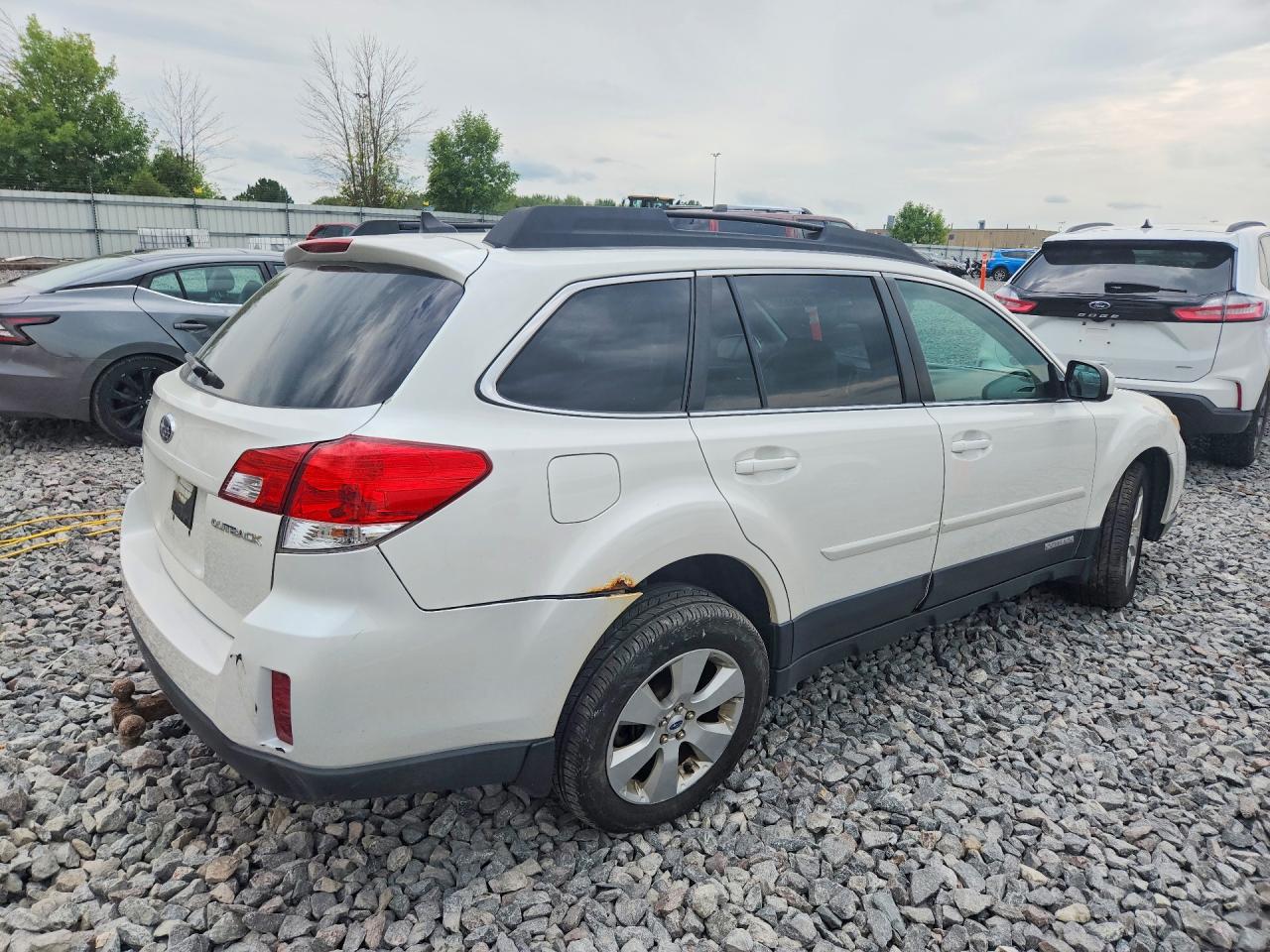 2012 Subaru Outback 2.5i Limited White vin: 4S4BRCJC3C3252879