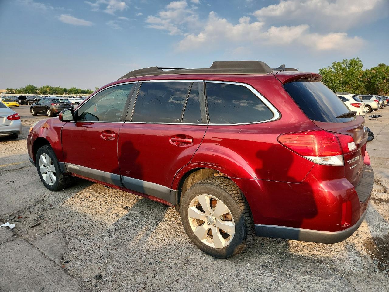 2011 Subaru Outback 2.5i Limited Red vin: 4S4BRCJC5B3362833