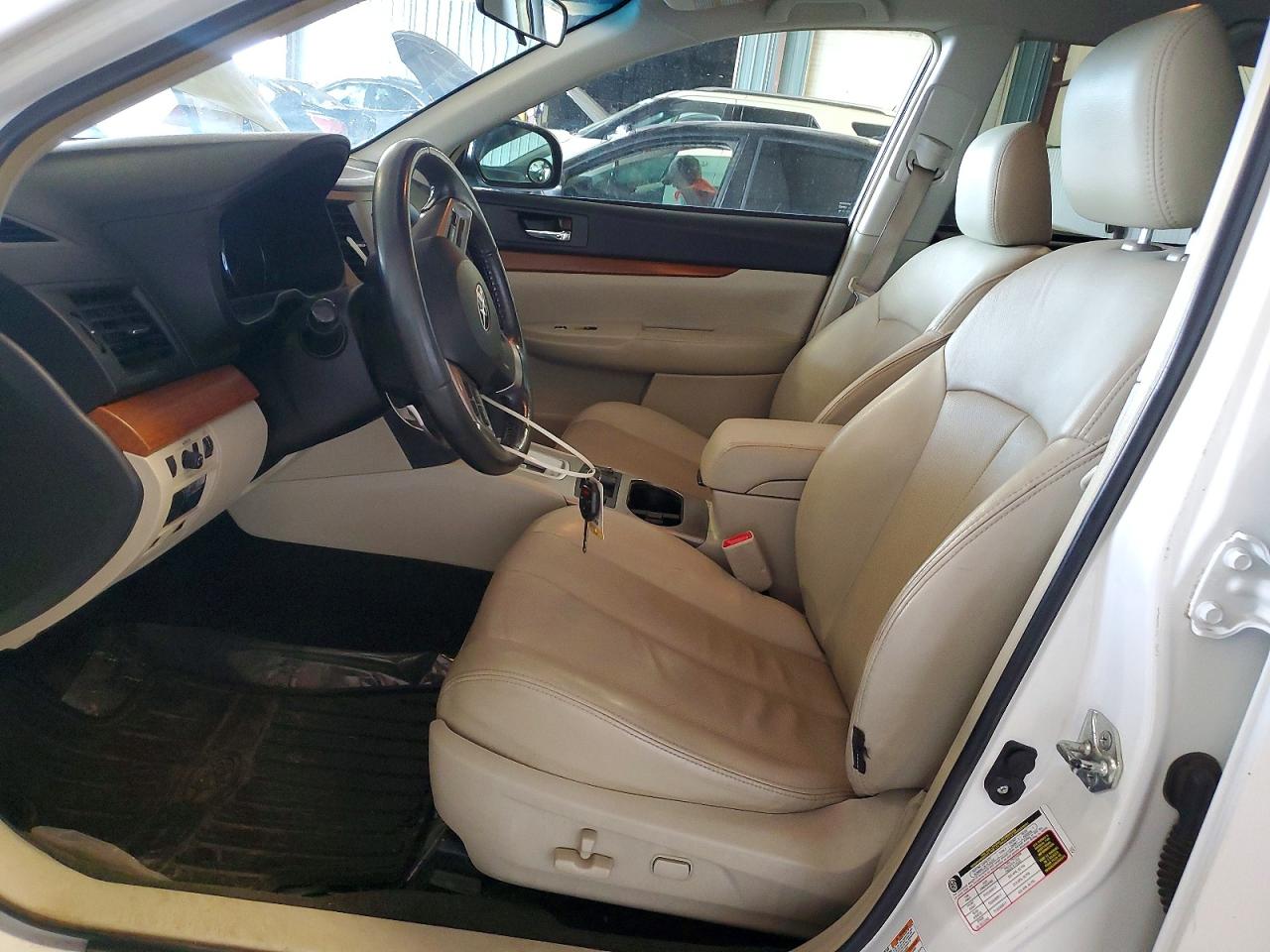 2013 Subaru Outback 2.5i Limited White vin: 4S4BRCJC5D3298375