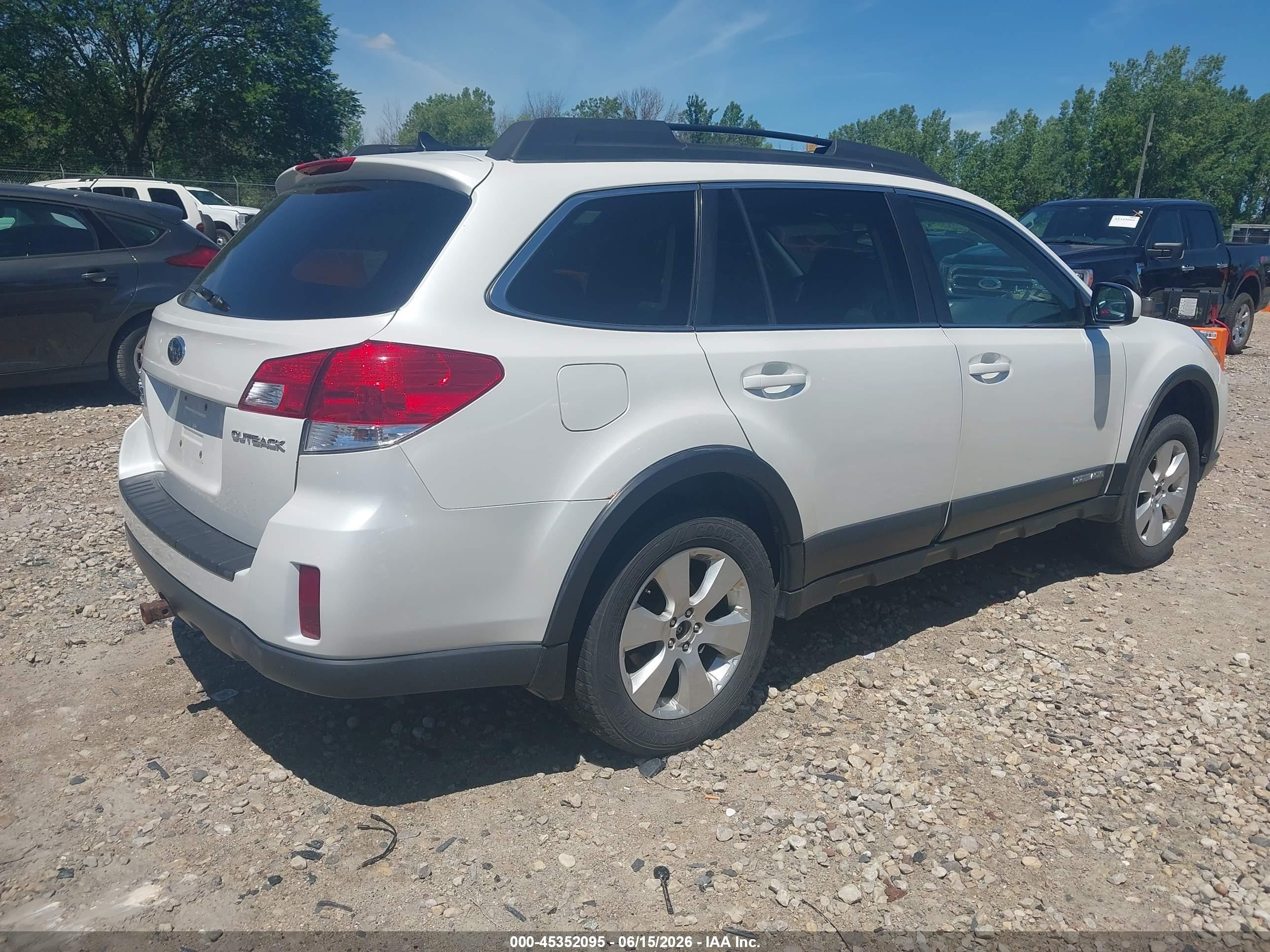 2012 Subaru Outback 2.5i Limited White vin: 4S4BRCJC6C3253718