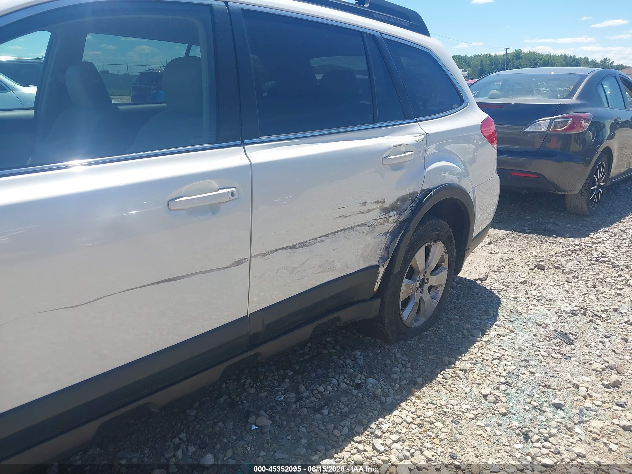 2012 Subaru Outback 2.5i Limited White vin: 4S4BRCJC6C3253718