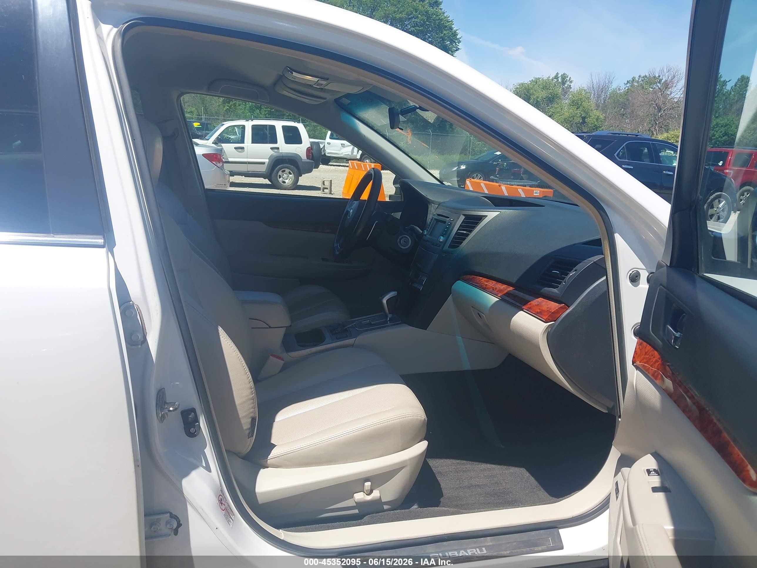 2012 Subaru Outback 2.5i Limited White vin: 4S4BRCJC6C3253718