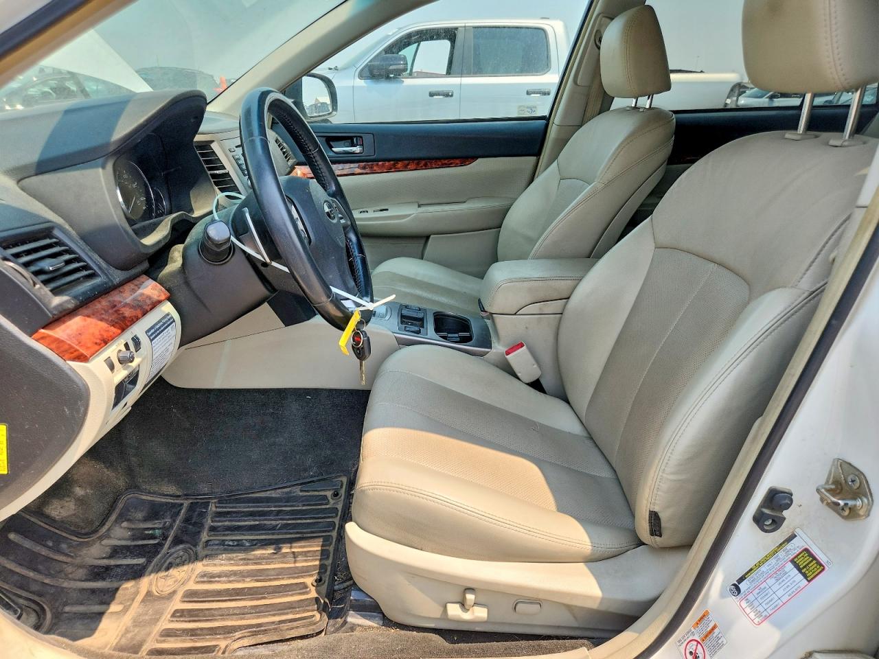 2012 Subaru Outback 2.5i Limited White vin: 4S4BRCJCXC3280825