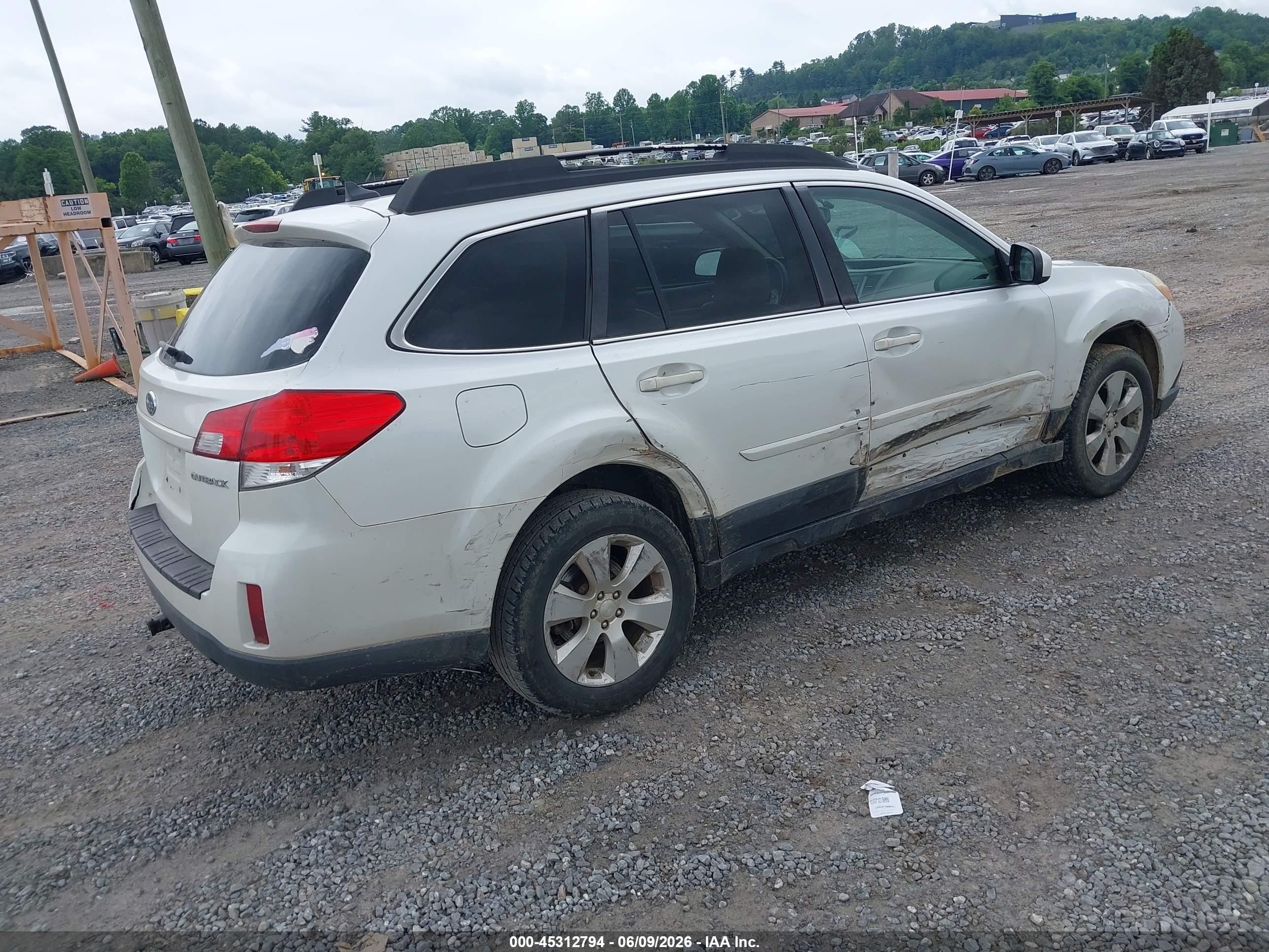 2011 Subaru Outback 2.5i Limited White vin: 4S4BRCKC0B3394085