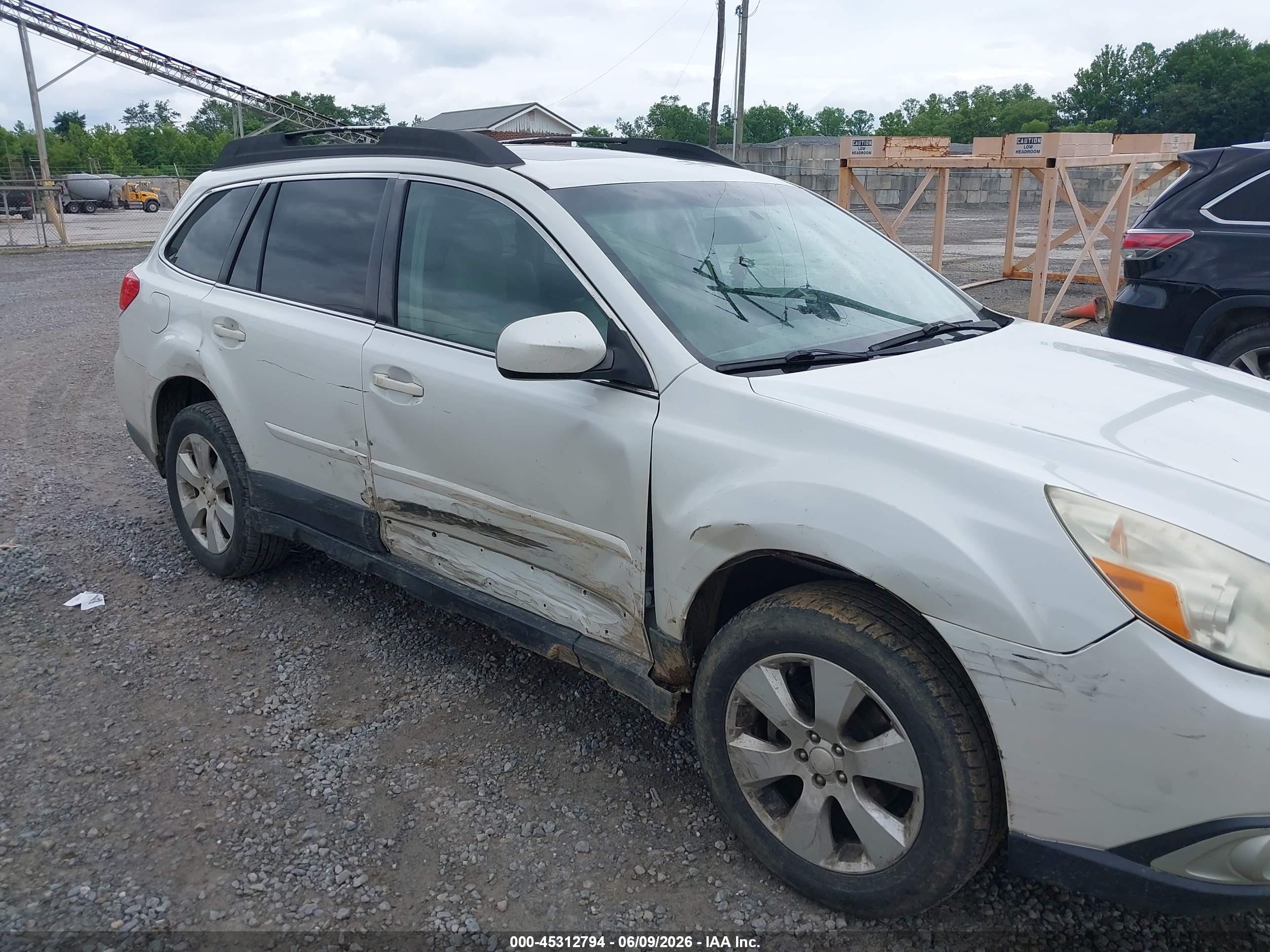 2011 Subaru Outback 2.5i Limited White vin: 4S4BRCKC0B3394085