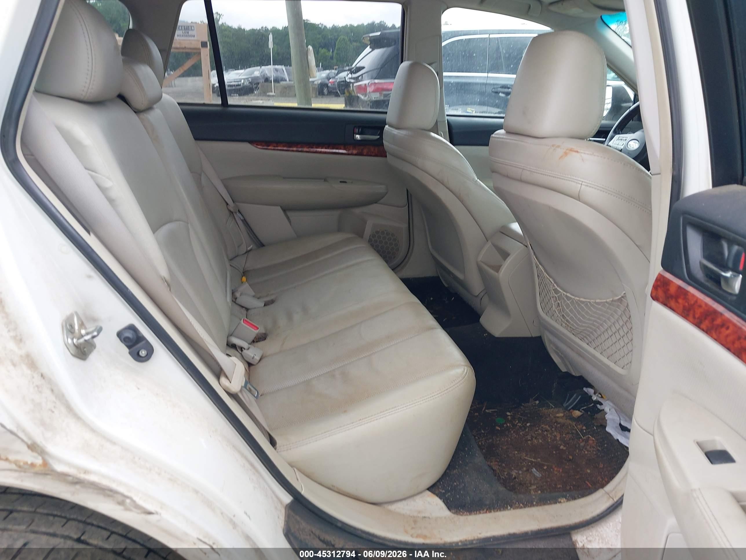 2011 Subaru Outback 2.5i Limited White vin: 4S4BRCKC0B3394085