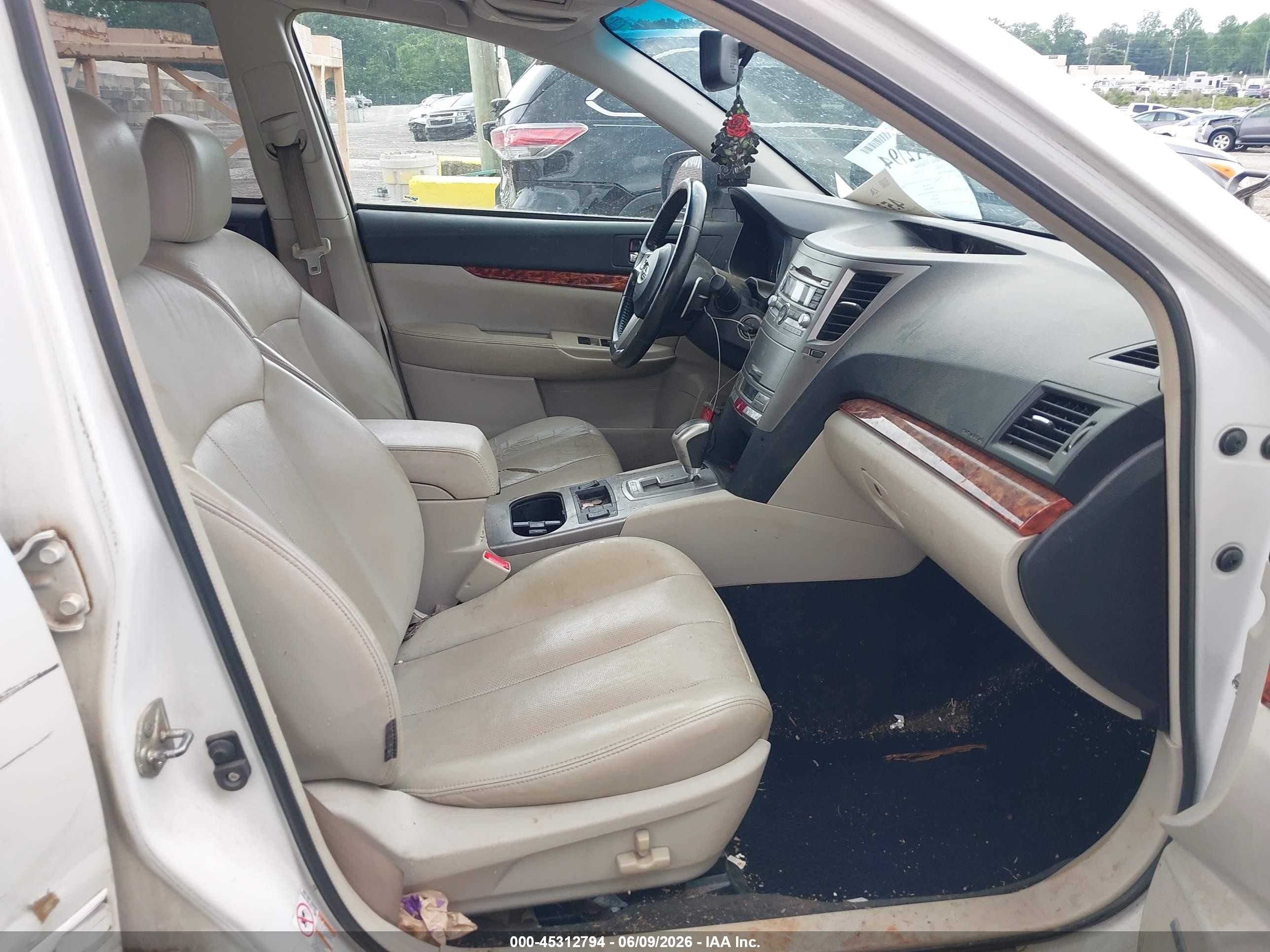 2011 Subaru Outback 2.5i Limited White vin: 4S4BRCKC0B3394085