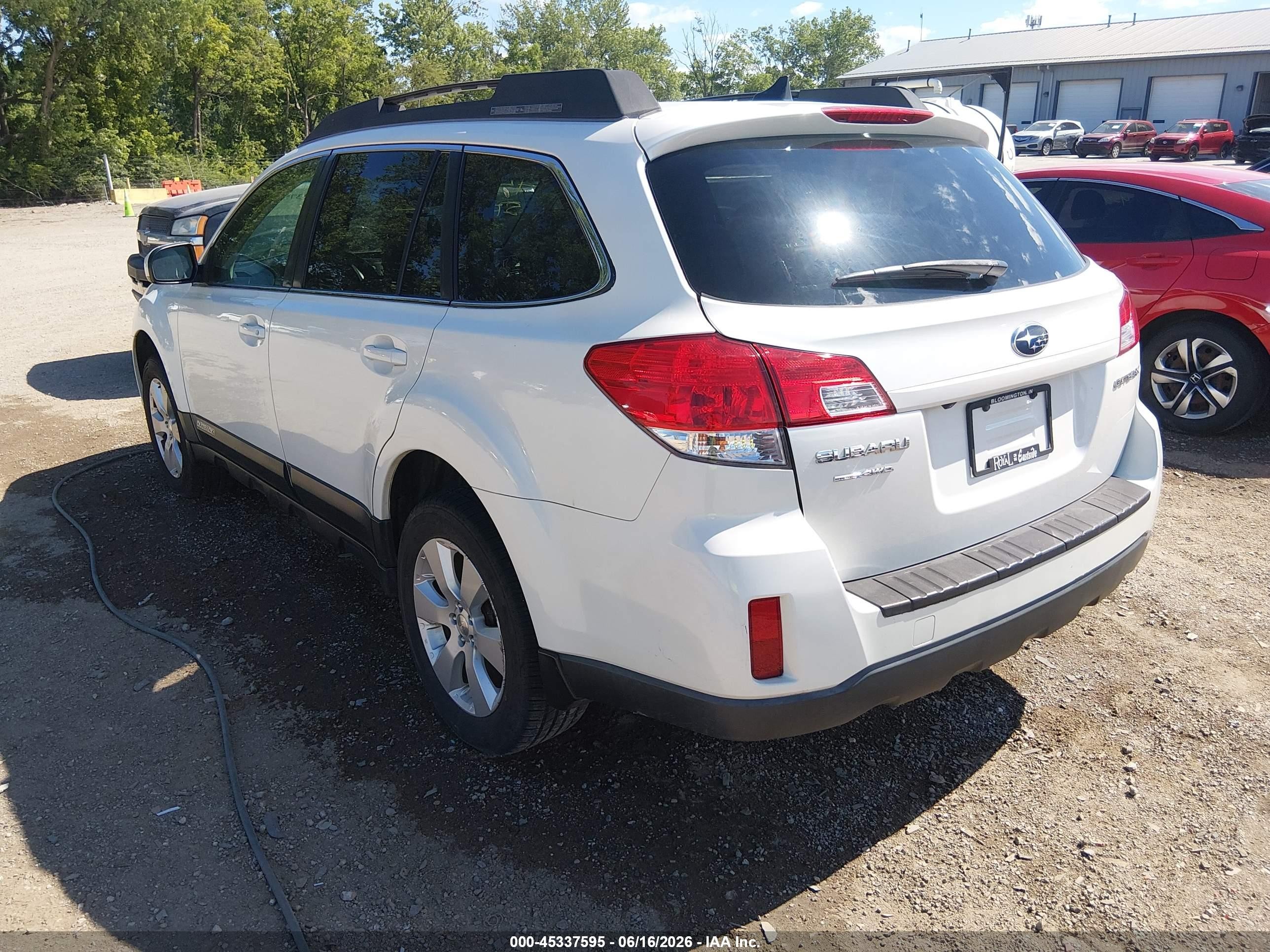 2011 Subaru Outback 2.5i Limited Белый vin: 4S4BRCKC0B3398069