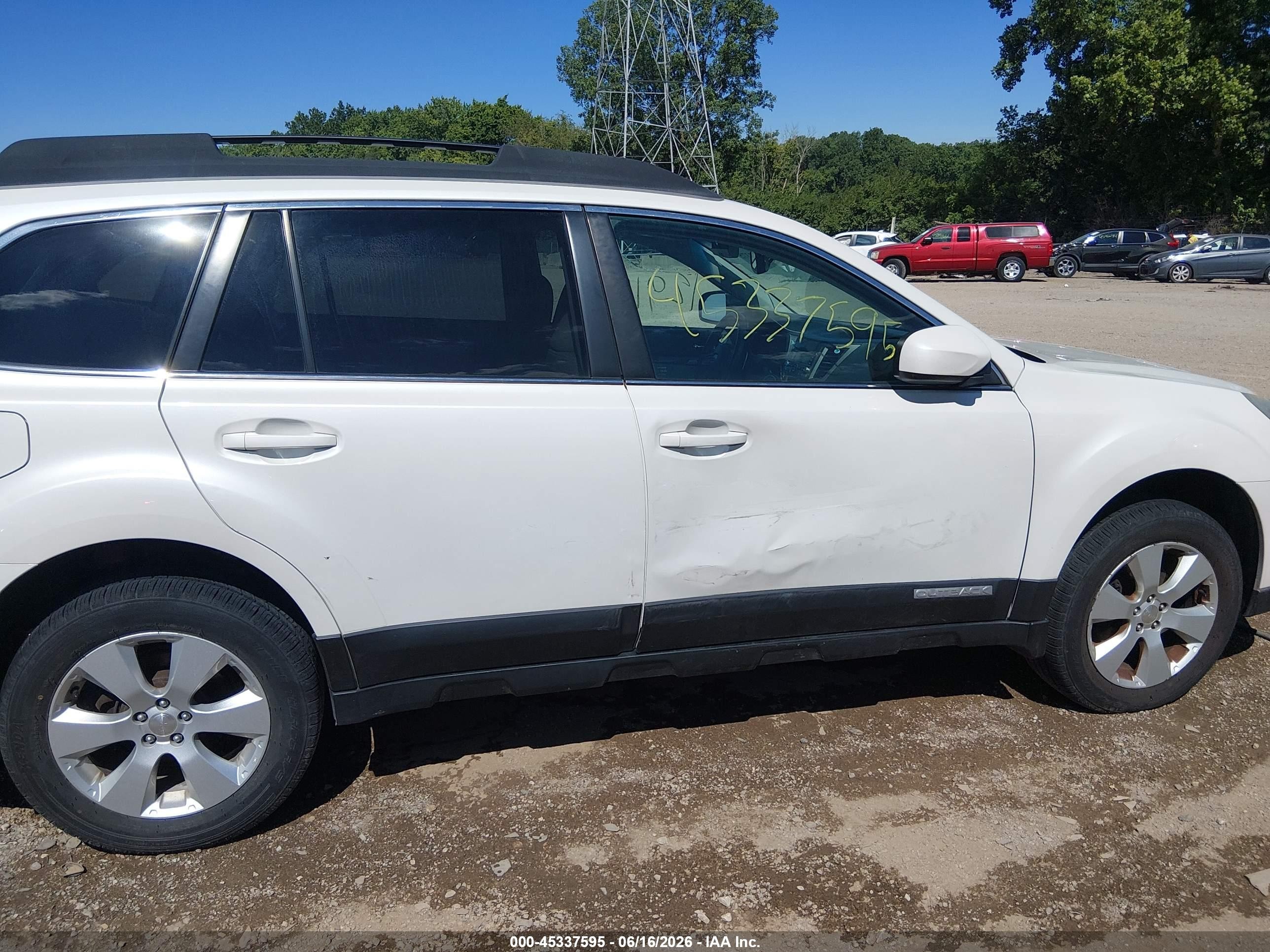 2011 Subaru Outback 2.5i Limited Белый vin: 4S4BRCKC0B3398069