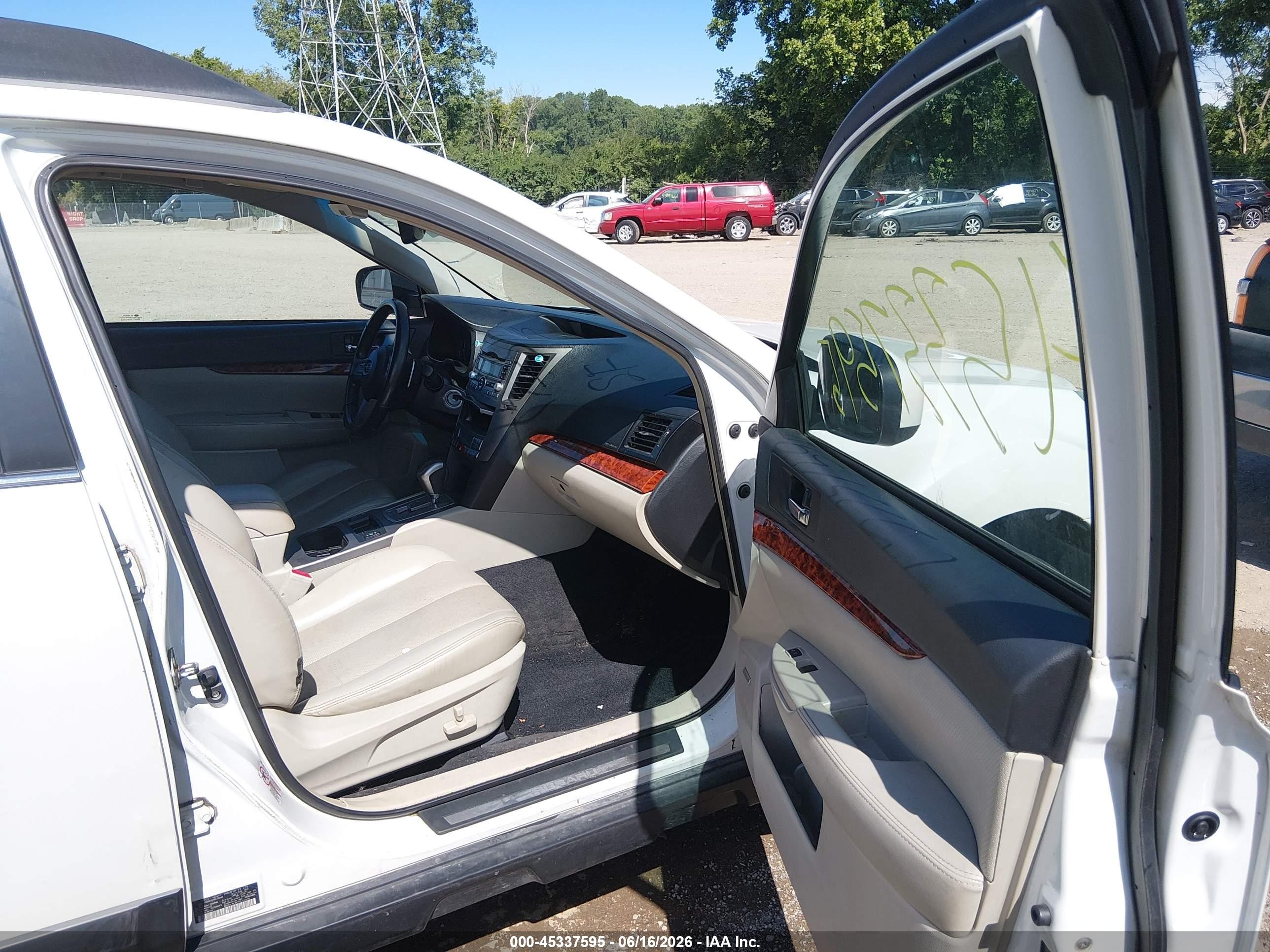 2011 Subaru Outback 2.5i Limited Белый vin: 4S4BRCKC0B3398069
