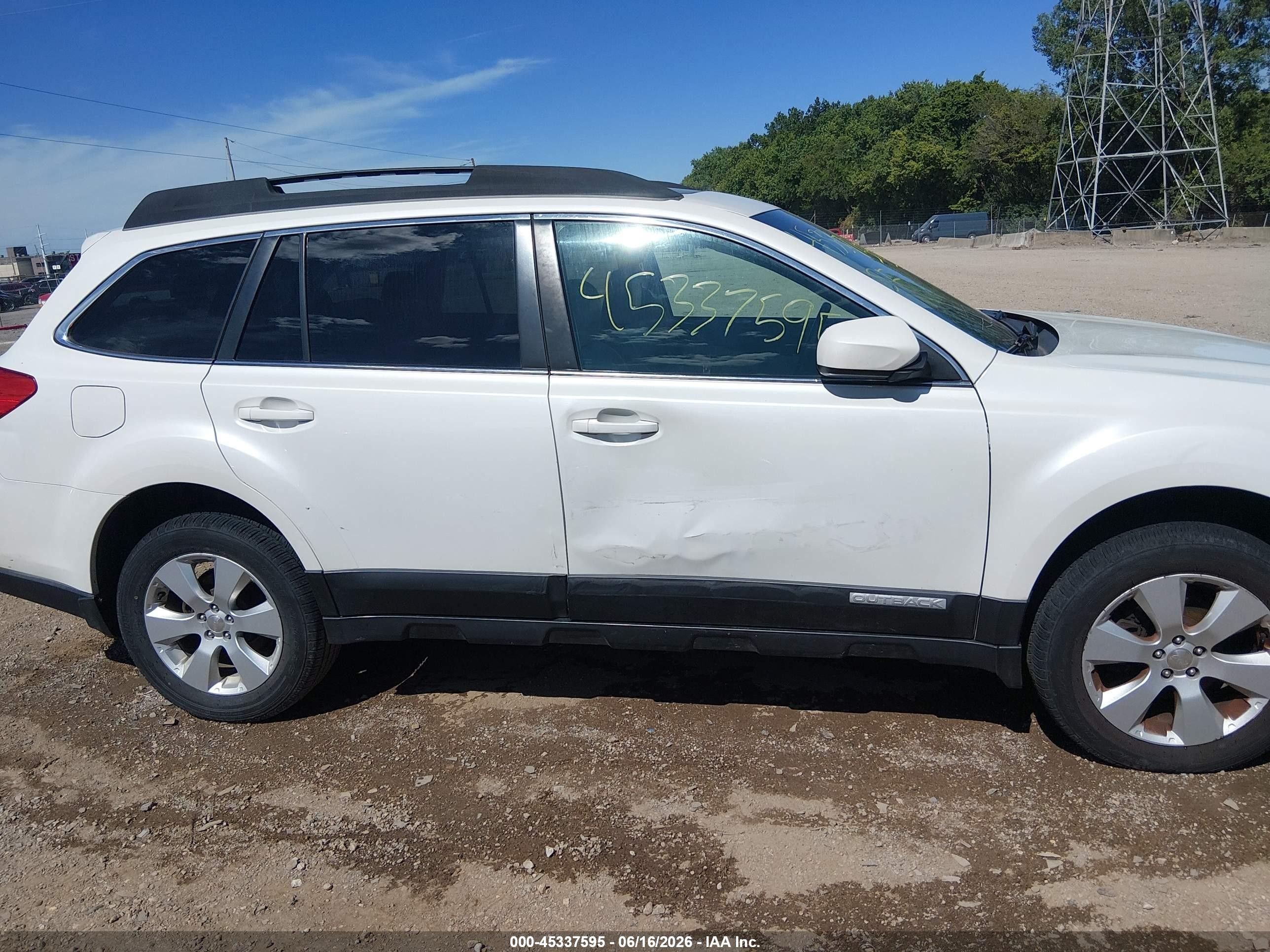 2011 Subaru Outback 2.5i Limited Белый vin: 4S4BRCKC0B3398069