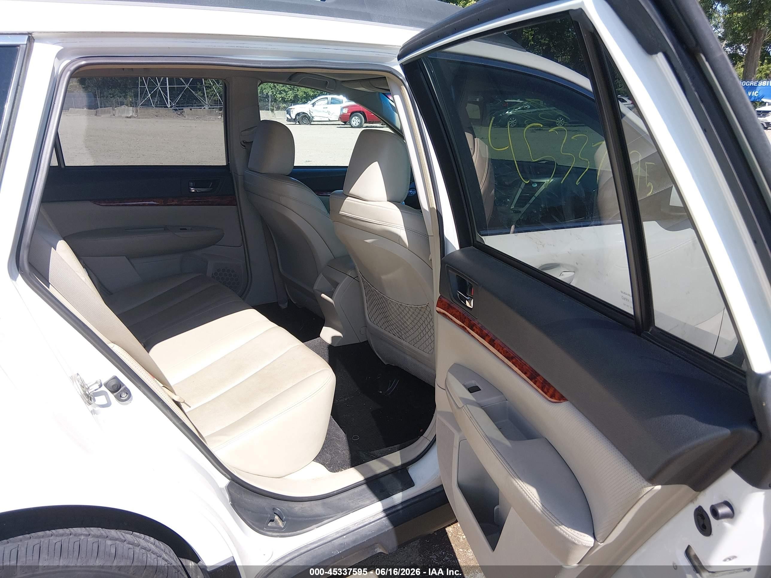 2011 Subaru Outback 2.5i Limited Белый vin: 4S4BRCKC0B3398069