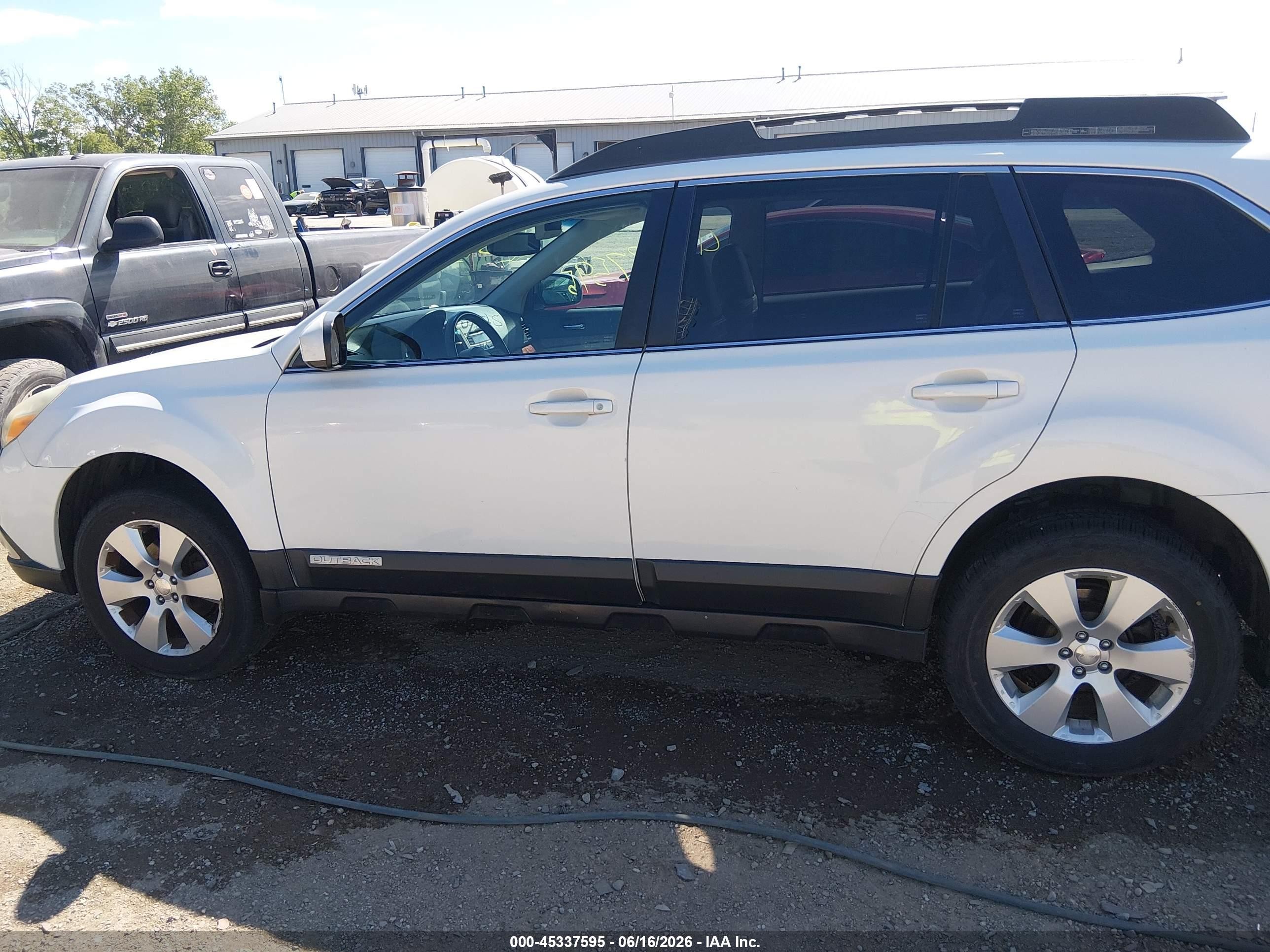 2011 Subaru Outback 2.5i Limited Белый vin: 4S4BRCKC0B3398069