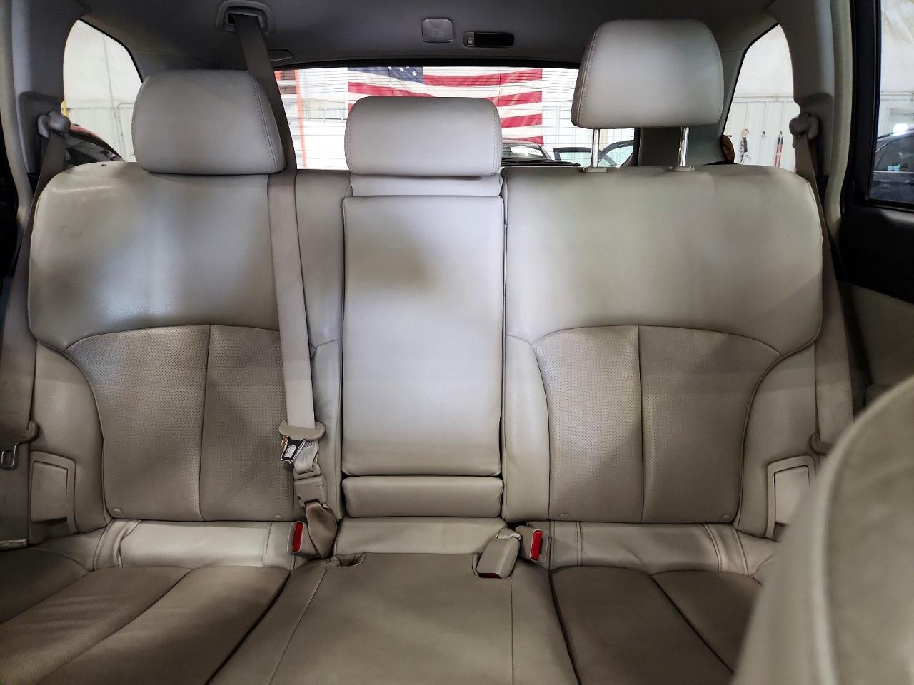 2010 Subaru Outback 2.5i Limited White vin: 4S4BRCKC2A3377349
