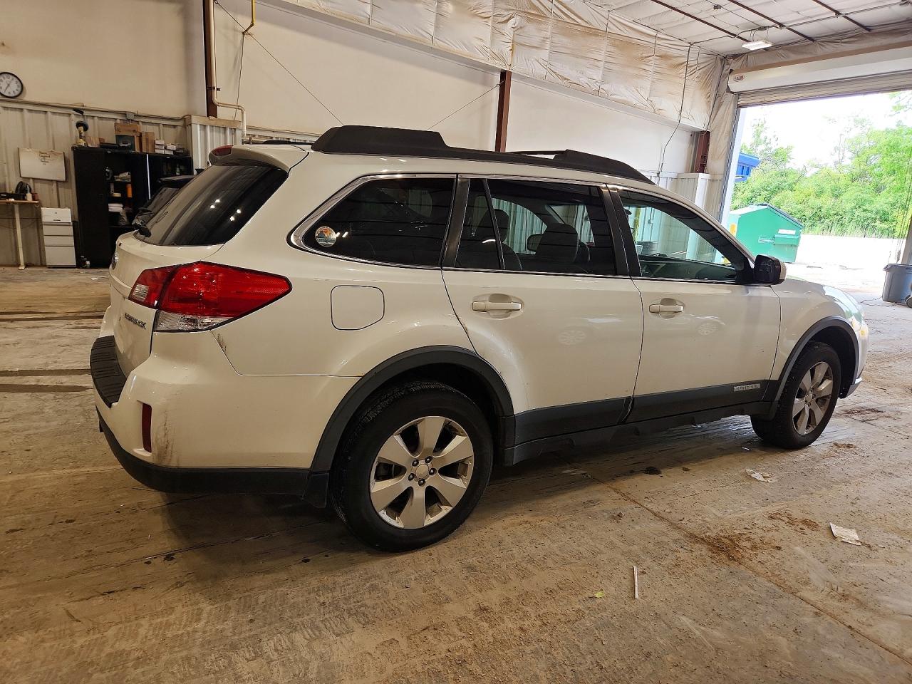 2010 Subaru Outback 2.5i Limited White vin: 4S4BRCKC2A3377349