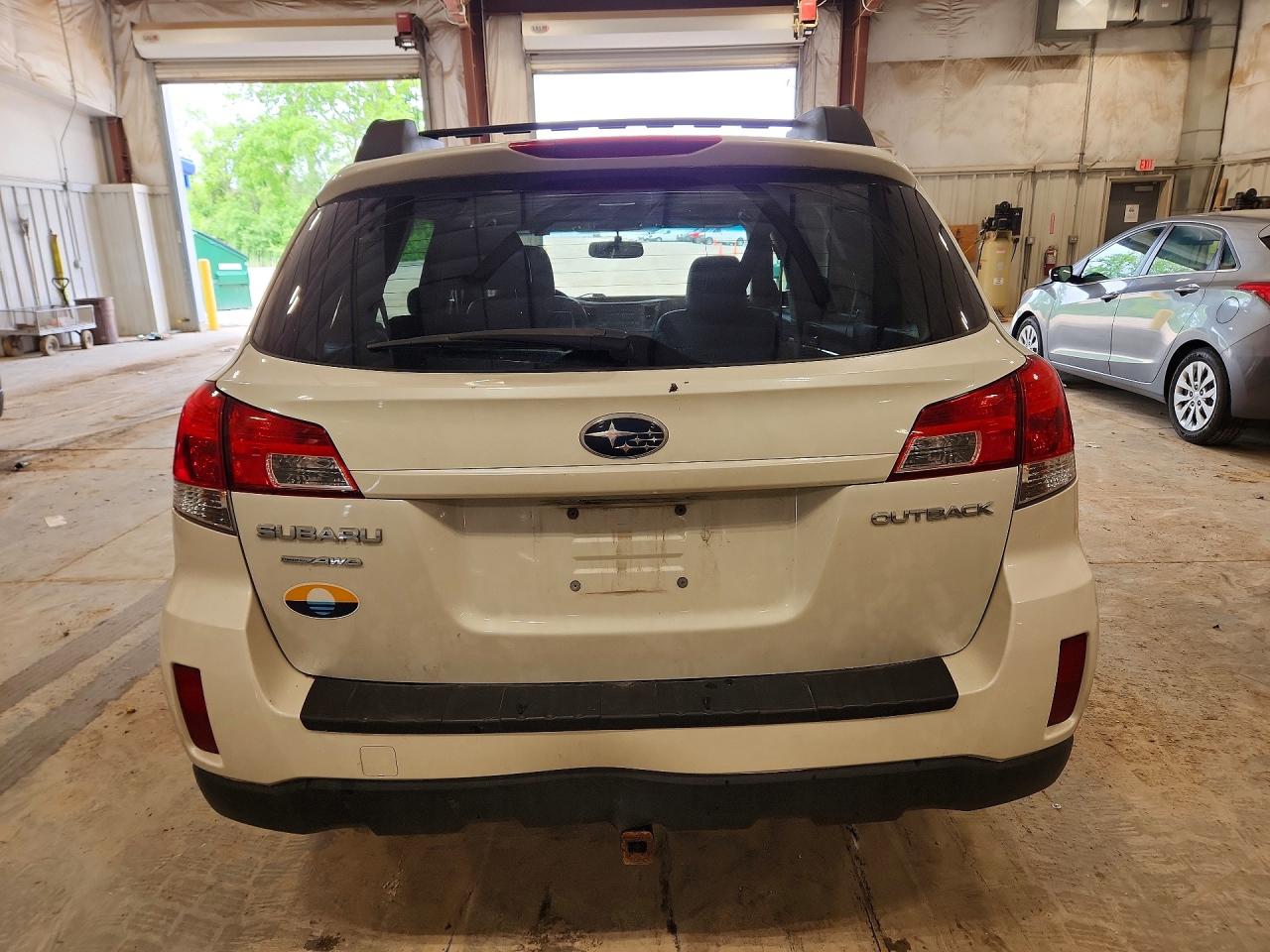 2010 Subaru Outback 2.5i Limited White vin: 4S4BRCKC2A3377349