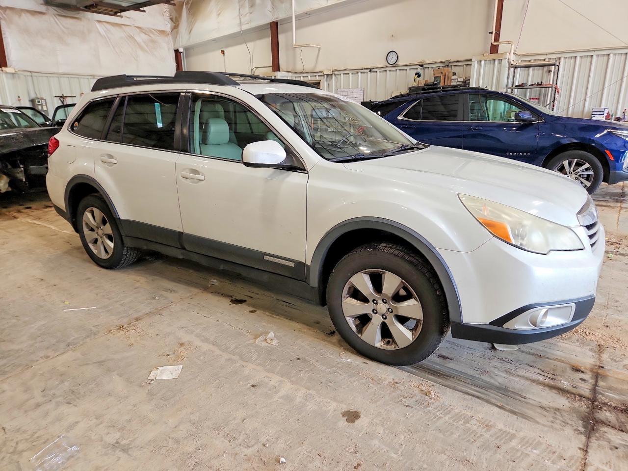 2010 Subaru Outback 2.5i Limited White vin: 4S4BRCKC2A3377349