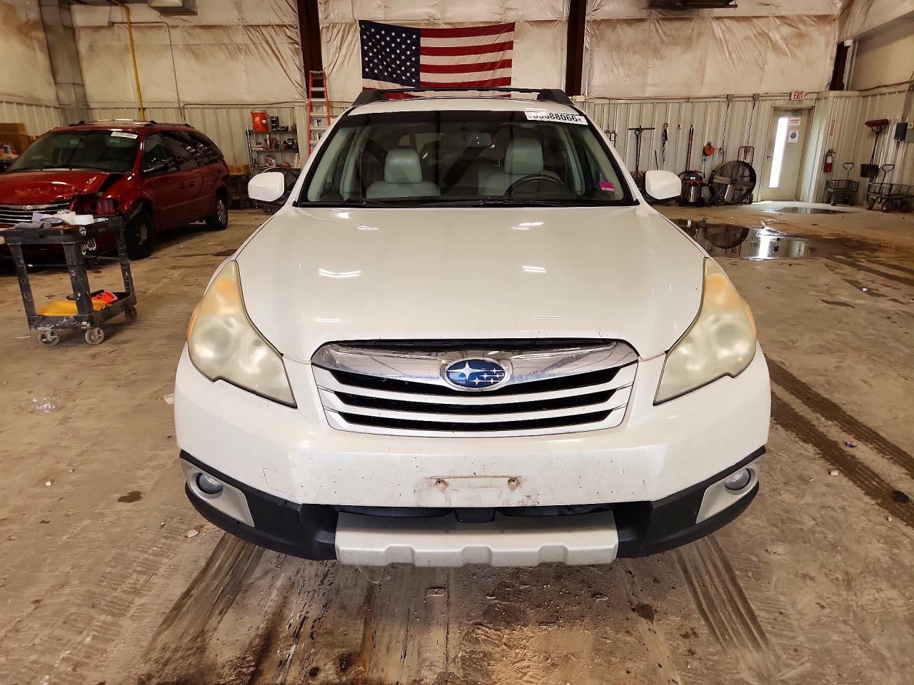 2010 Subaru Outback 2.5i Limited White vin: 4S4BRCKC2A3377349