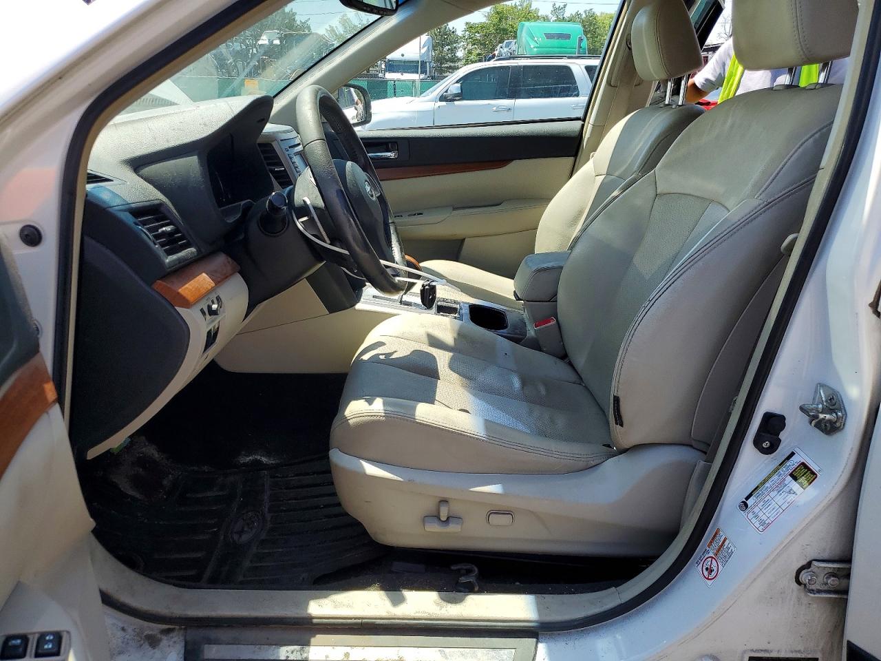 2013 Subaru Outback 2.5i Limited White vin: 4S4BRCKC2D3311100