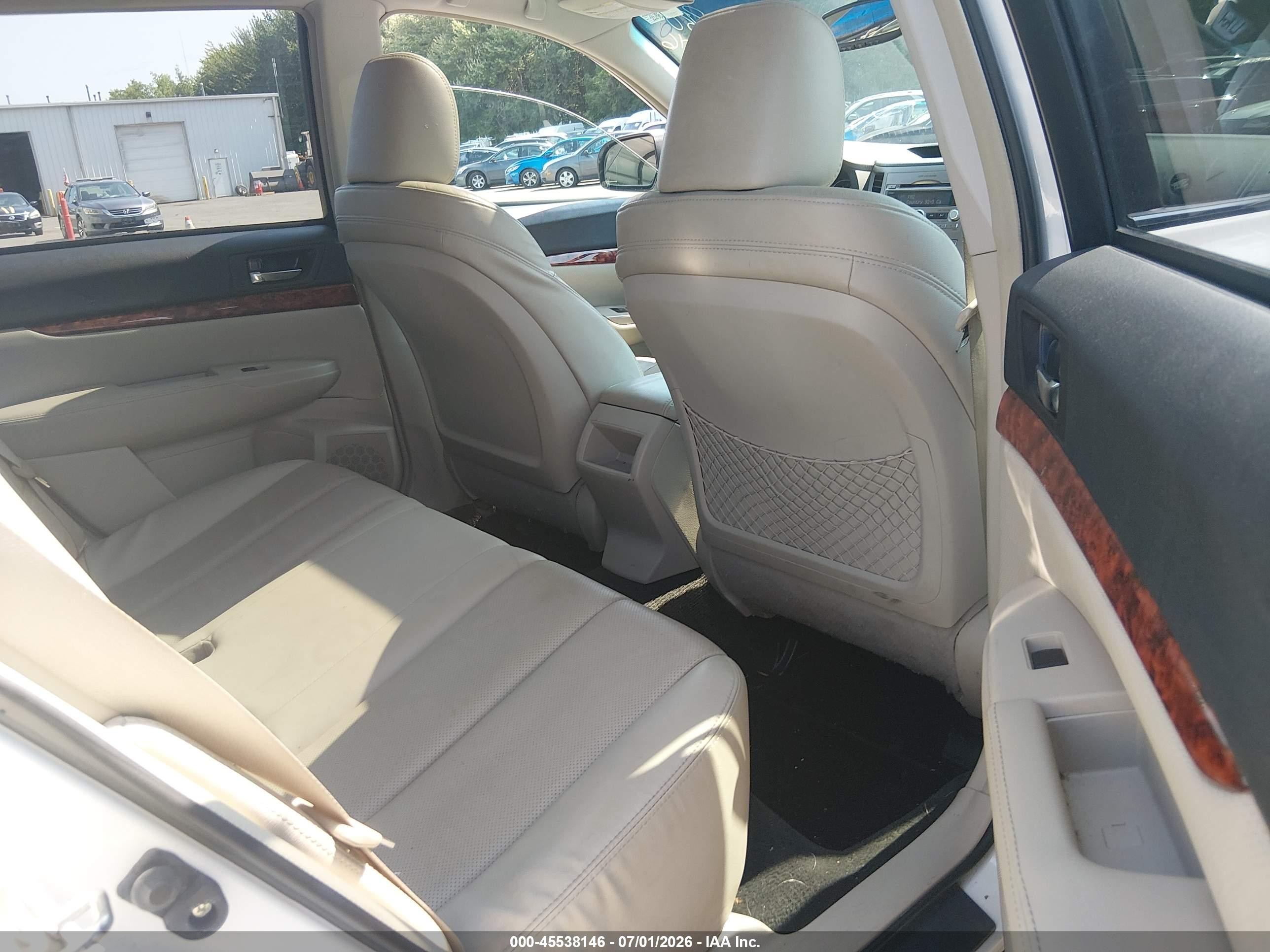 2011 Subaru Outback 2.5i Limited White vin: 4S4BRCKC3B3368743