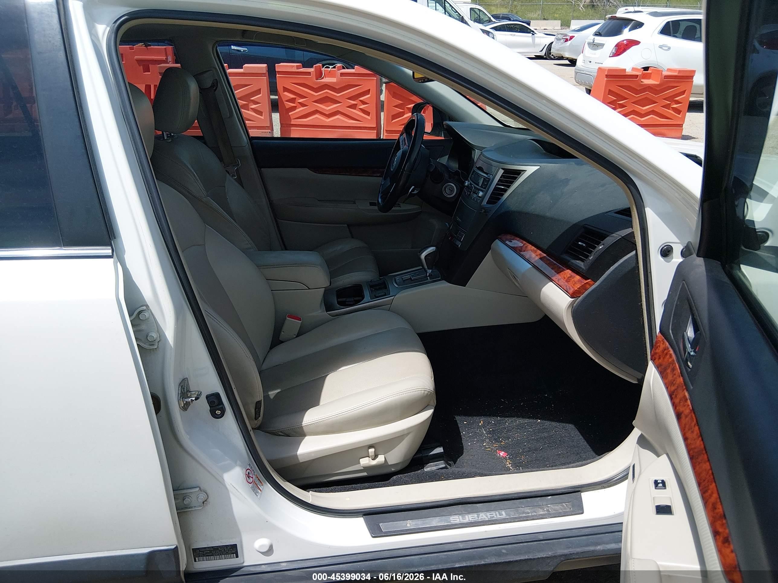 2011 Subaru Outback 2.5i Limited White vin: 4S4BRCKC3B3372128
