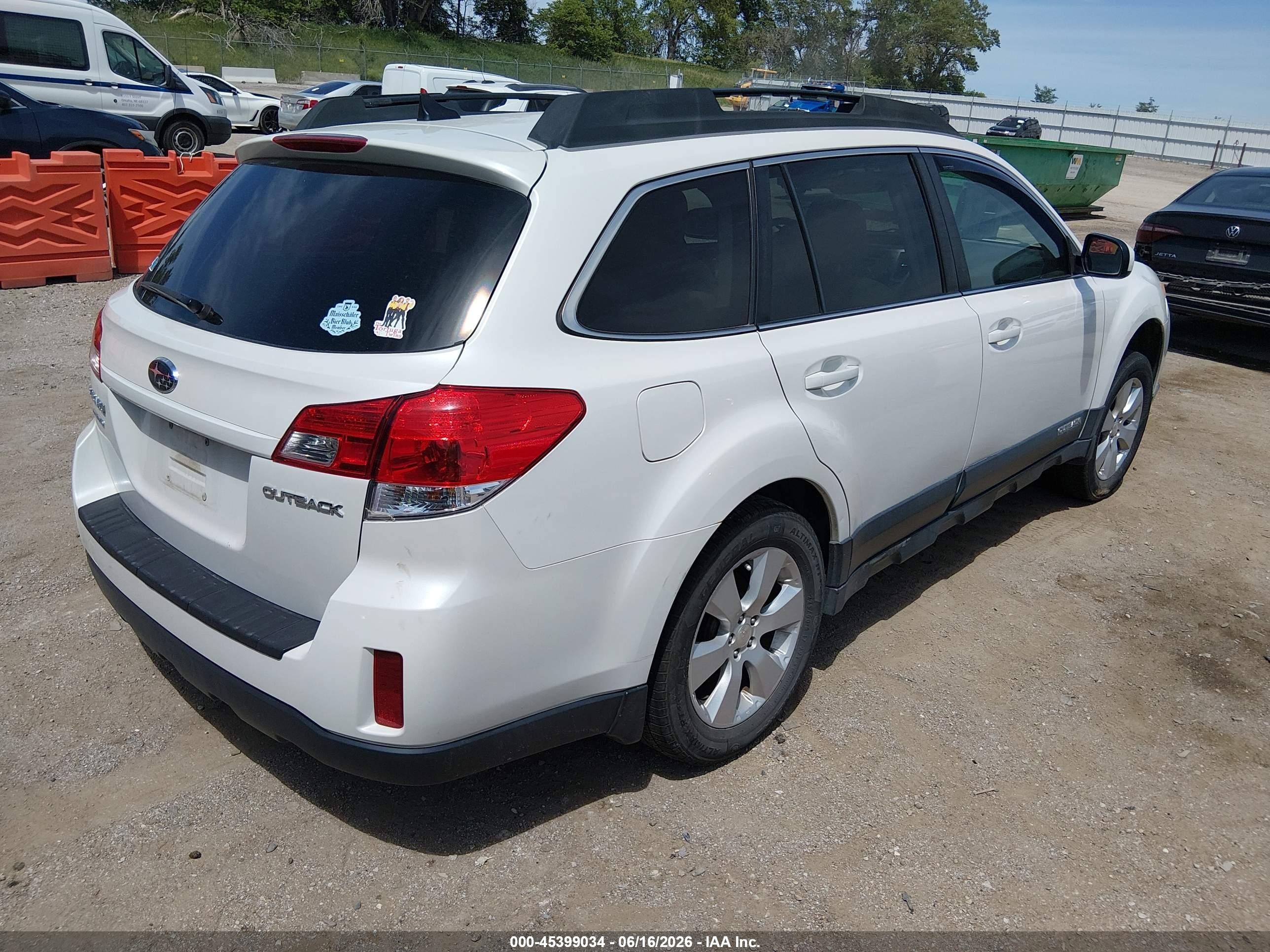 2011 Subaru Outback 2.5i Limited White vin: 4S4BRCKC3B3372128