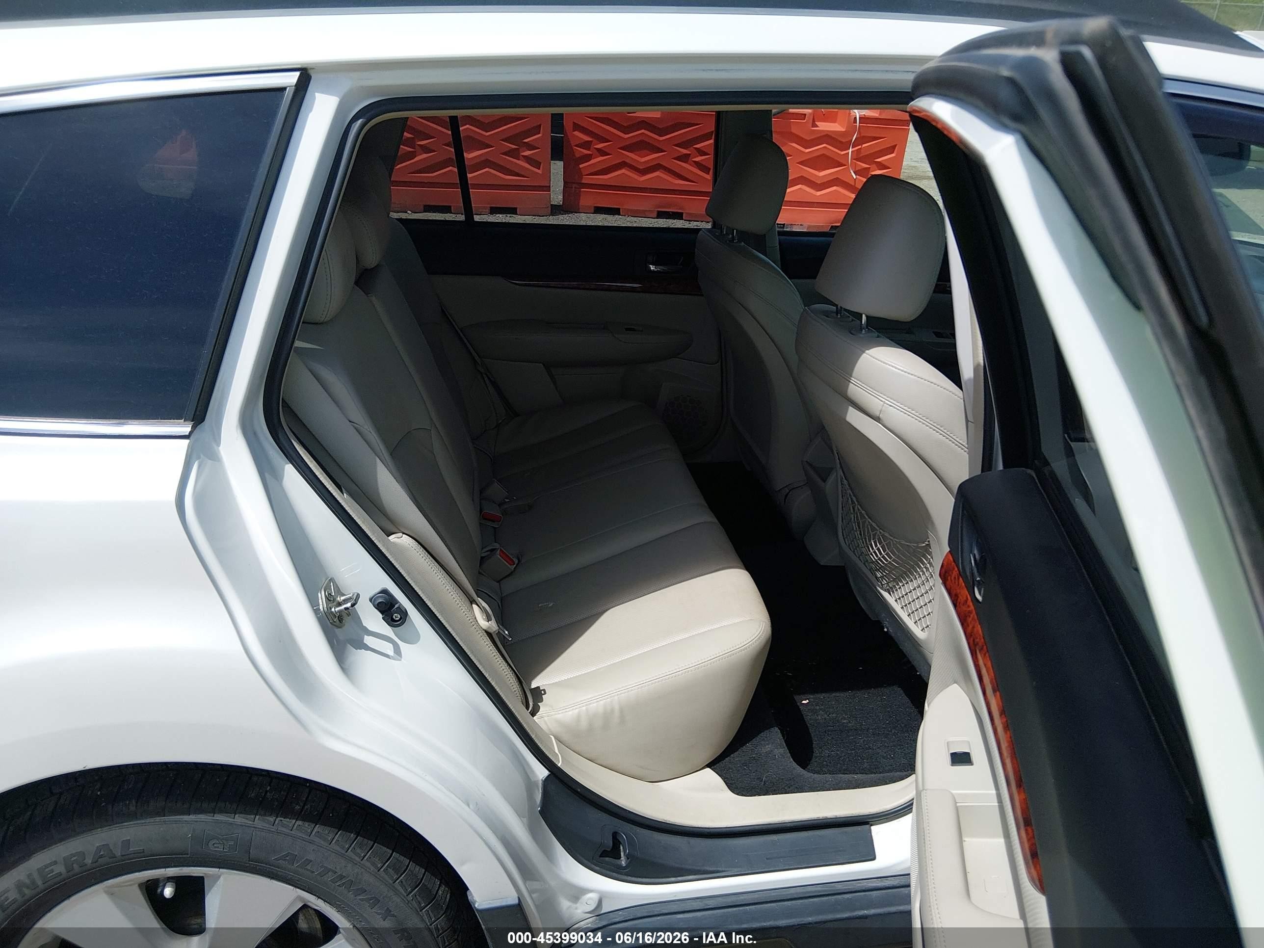 2011 Subaru Outback 2.5i Limited White vin: 4S4BRCKC3B3372128