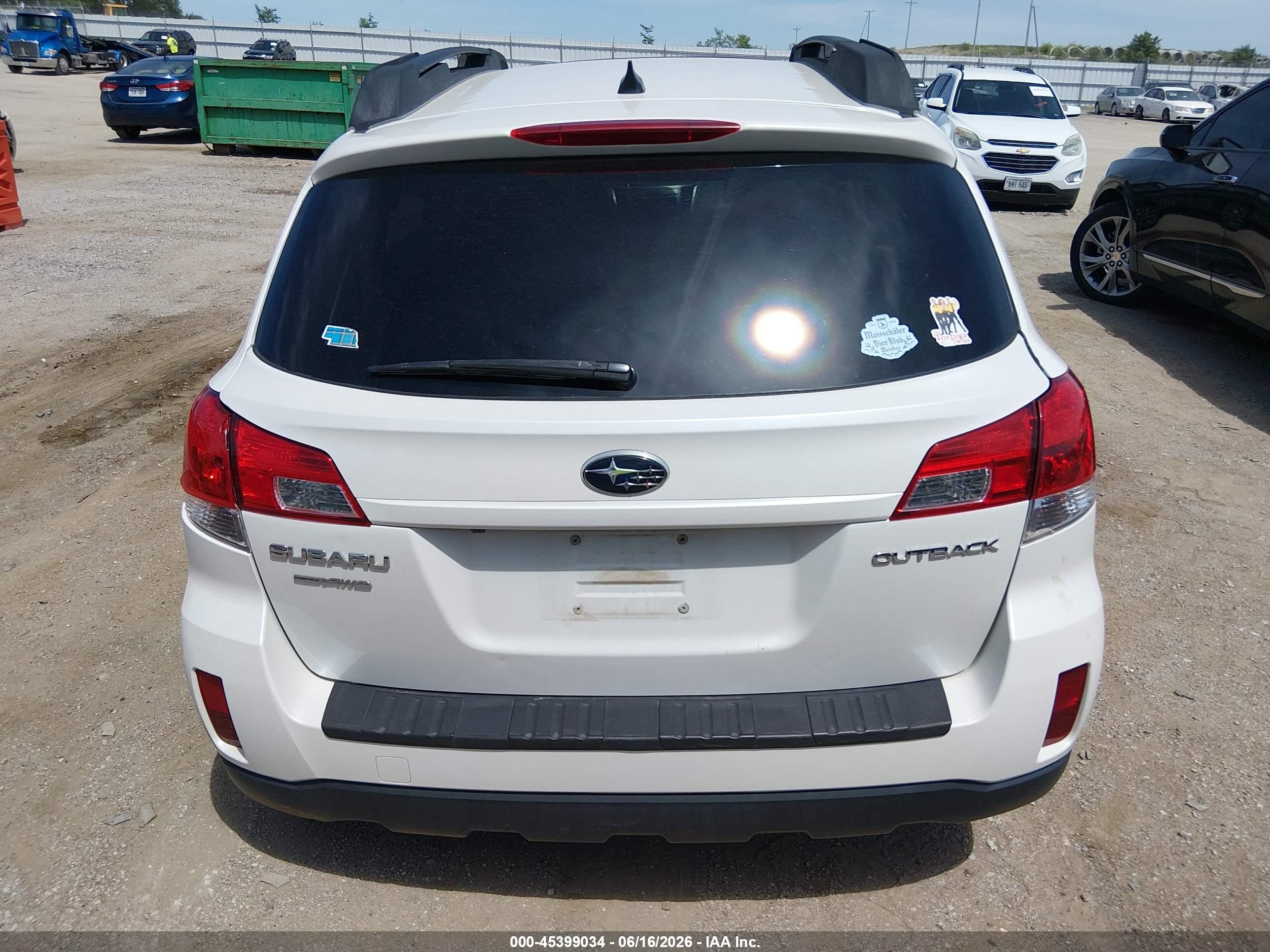 2011 Subaru Outback 2.5i Limited White vin: 4S4BRCKC3B3372128