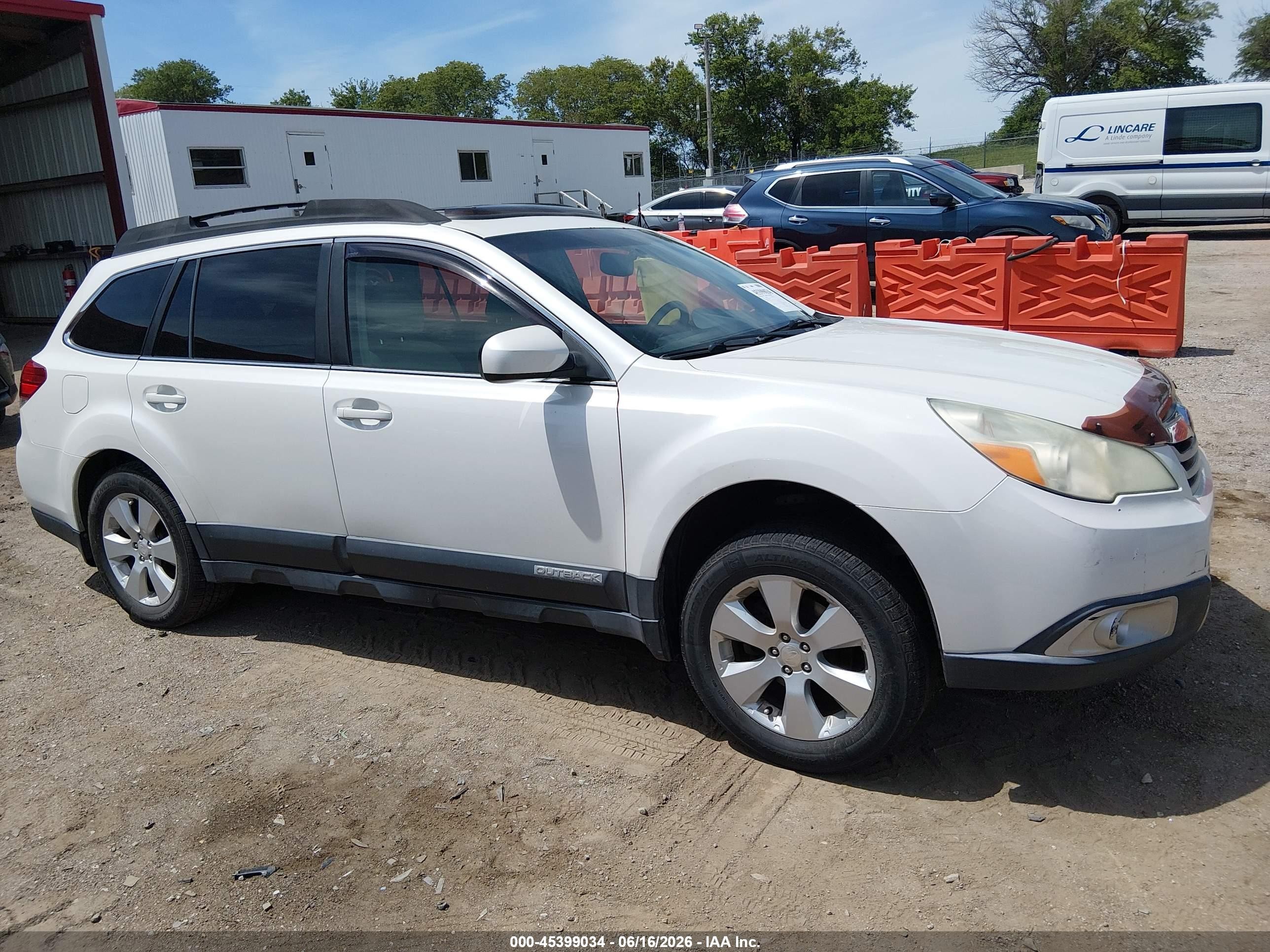 2011 Subaru Outback 2.5i Limited White vin: 4S4BRCKC3B3372128