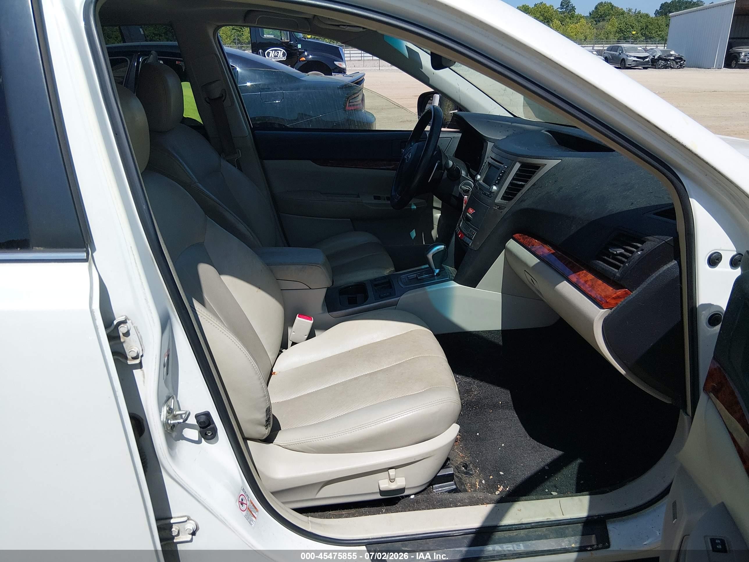 2012 Subaru Outback 2.5i Limited White vin: 4S4BRCKC3C3201428