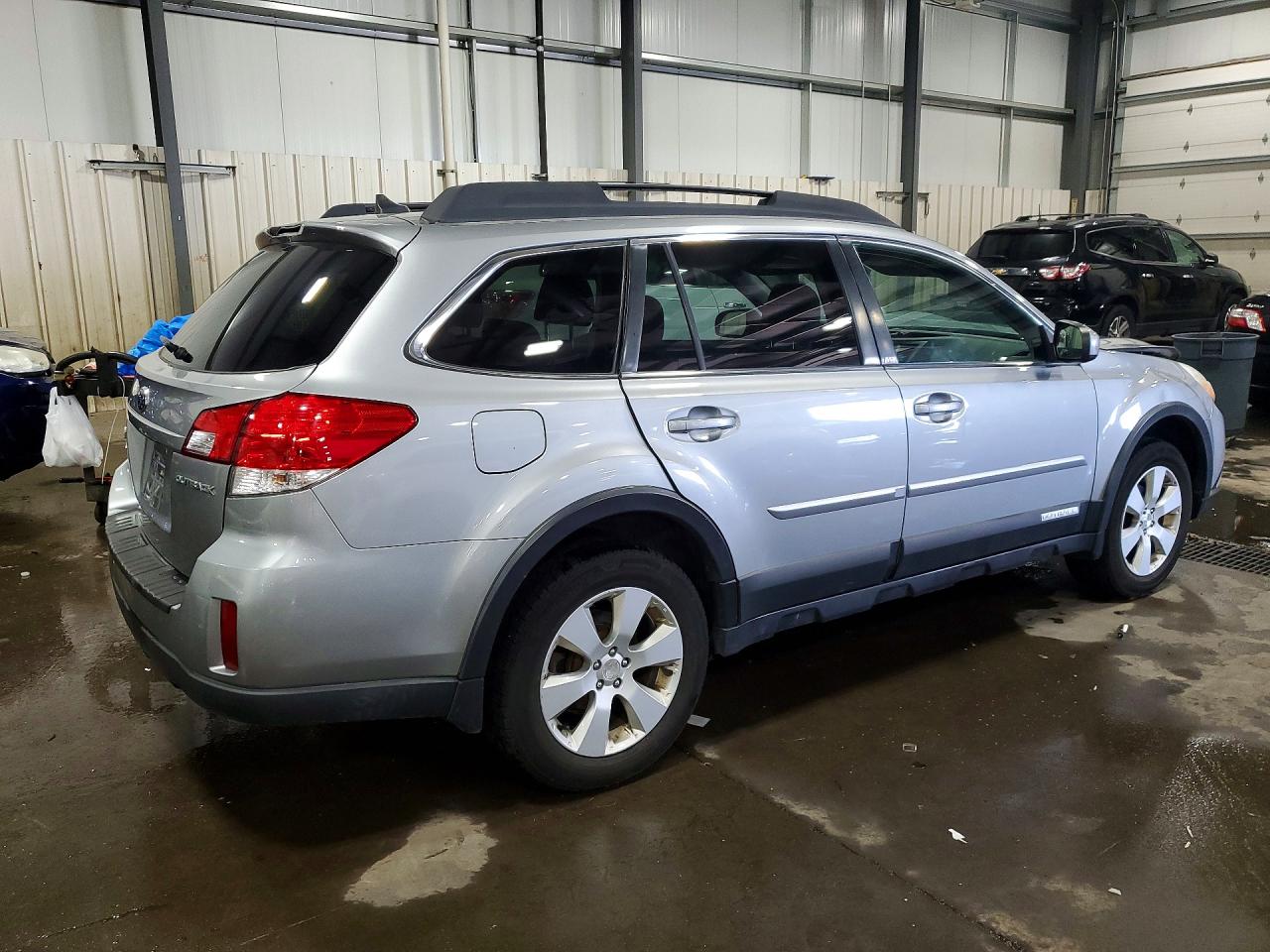2011 Subaru Outback 2.5i Limited Silver vin: 4S4BRCKC4B3345584