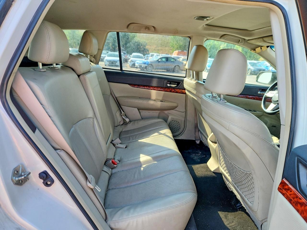 2011 Subaru Outback 2.5i Limited Белый vin: 4S4BRCKC4B3350316