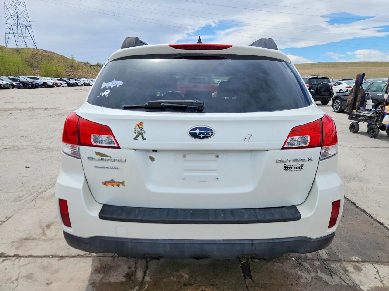 2013 Subaru Outback 2.5i Limited White vin: 4S4BRCKC4D3212911