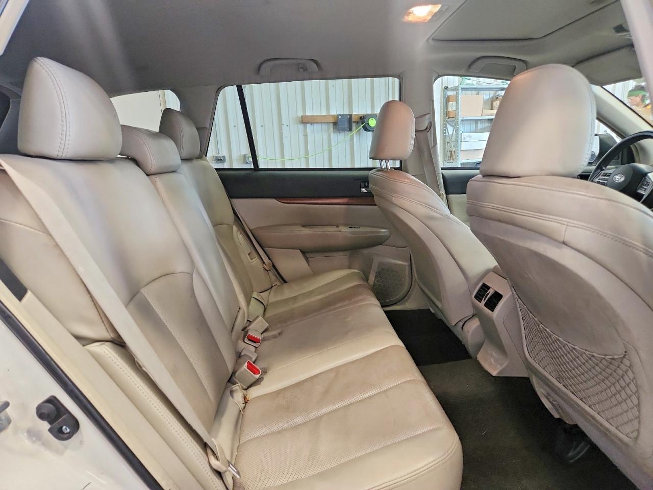 2013 Subaru Outback 2.5i Limited White vin: 4S4BRCKC5D3232164